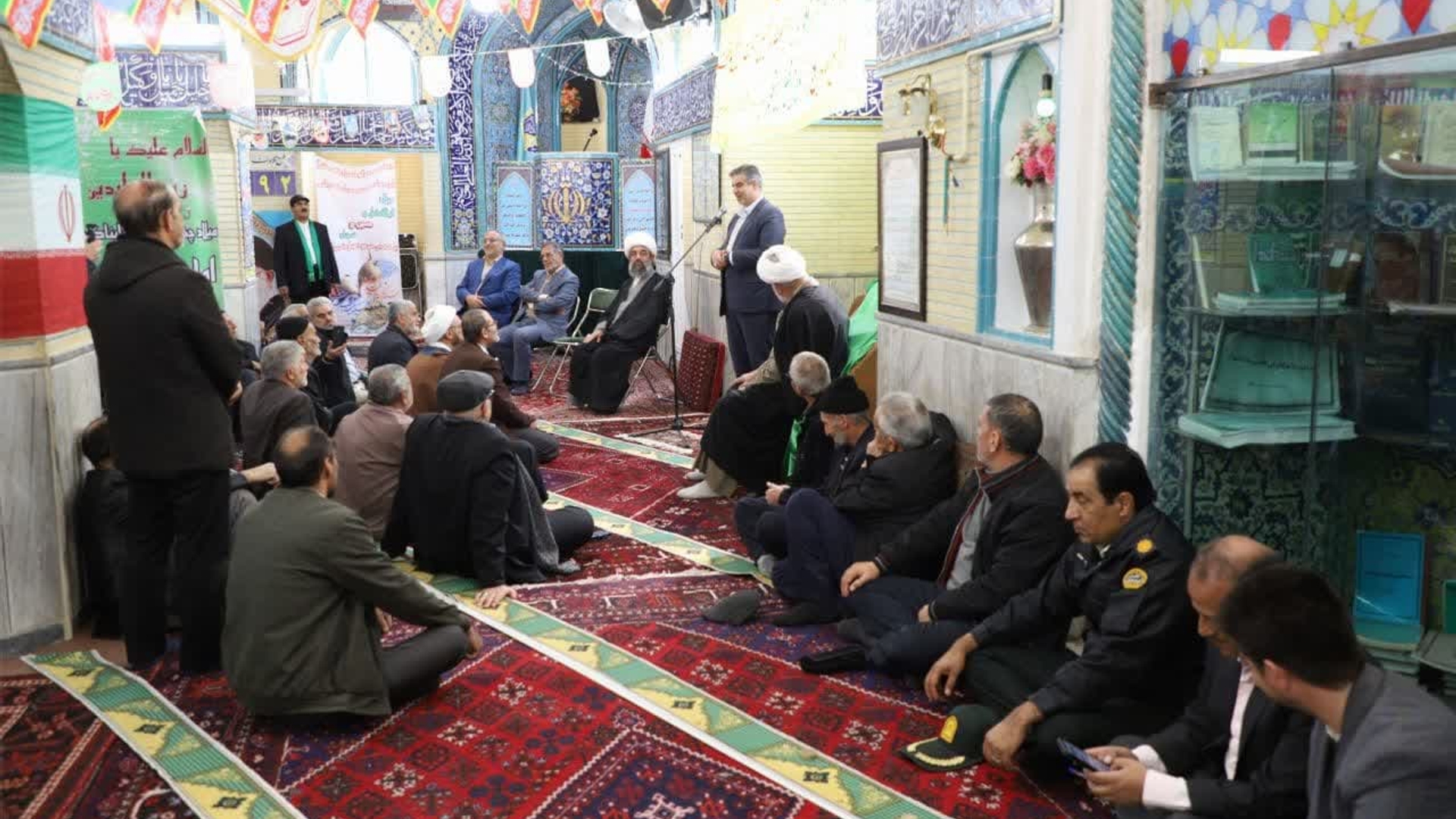 ▫️استاندار مرکزی در جمع مردم نراق:
🔻باید از ظرفیت‌ گردشگری شهر نراق بهره برد

🔸دکتر مهدی زندیه‌وکیلی، استاندار مرکزی در جریان سفر به شهرستان دلیجان با حضور در شهر نراق و مسجد جامع این شهر با جمعی از اقشار مختلف مردم دیدار کرد.

🔹استاندار مرکزی در این دیدار دهه فجر را فرصتی برای معرفی دستاوردهای نظام اسلامی دانست و اظهار کرد: امروز در شهرستان دلیجان ۴۷ پروژه در زمینه‌های مختلف آموزشی، ورزشی، عمرانی و درمانی به بهره‌برداری رسیده یا کلنگ‌زنی شد.

🔹وی با بیان اینکه امیدواریم با شناخت از مشکلات استان و منطقه و همدلی با نمایندگان مجلس، مشکلات موجود را شناسایی و پیگیری کنیم، افزود: با وجود کمبود منابع مالی و شرایط اقتصادی ناشی از تحریم‌ها، تلاش می‌شود تا نهایت همت خود را برای برطرف کردن مشکلات استان، شهرستان دلیجان و همچنین شهر نراق به کار بگیریم.

🔹استاندار استان مرکزی با اشاره به قدمت و استعدادهای انسانی شهر نراق، بیان کرد: پتانسیل‌های خوبی در حوزه گردشگری در نراق وجود دارد که باید مورد توجه ویژه قرار گیرد و از ظرفیت‌های موجود گردشگری به عنوان پتانسیل اصلی منطقه بهره برد.

🔹زندیه‌وکیلی ظرفیت خیّرین را یک فرصت خوب برای پیشبرد امور عنوان کرد گفت: تمام تلاش خود را برای بهبود وضعیت رفاهی و معیشتی مردم به کار خواهیم گرفت.