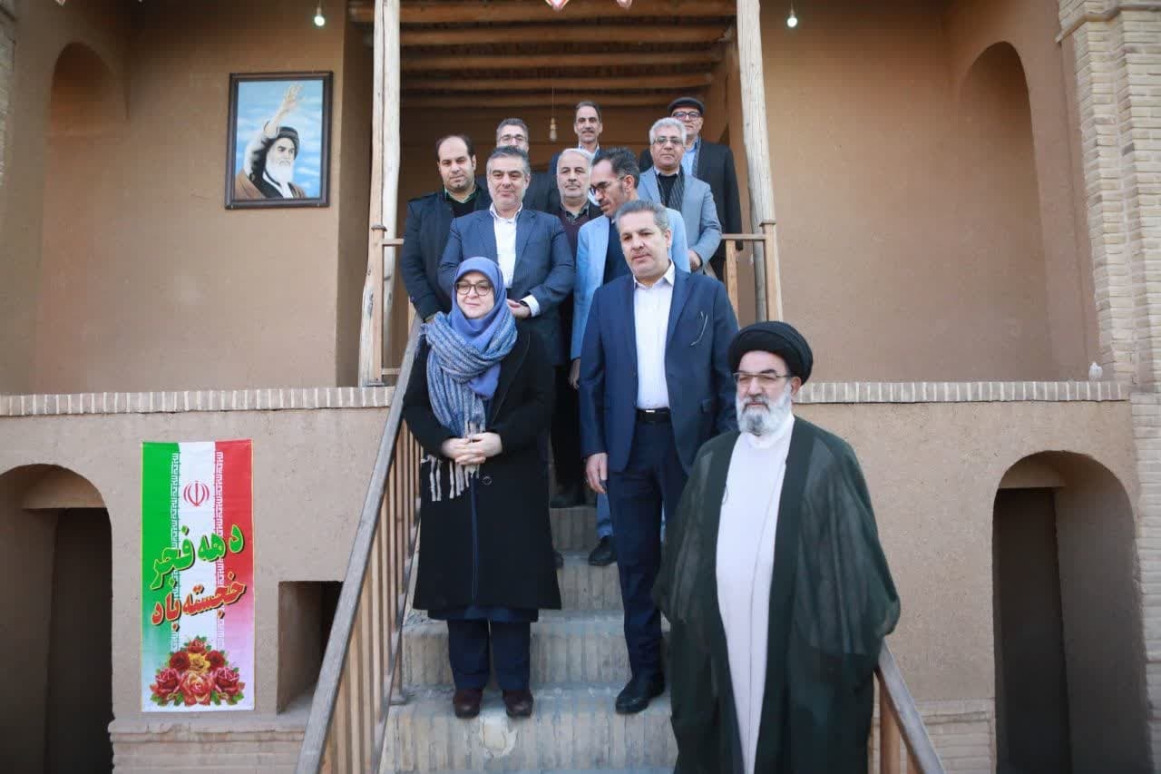 حضور سخنگوی دولت در بیت قدیمی امام خمینی (ره) در خمین