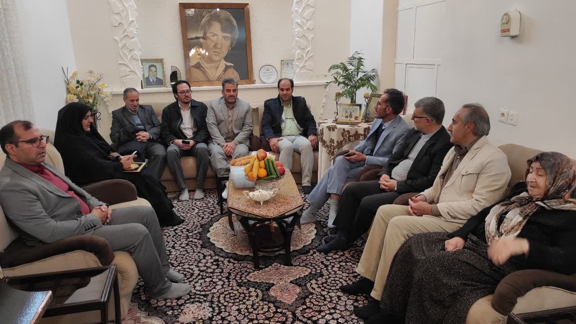 معاون سیاسی ، امنیتی و اجتماعی استاندار با خانواده شهید عباس رحمتی در خمین دیدار کرد