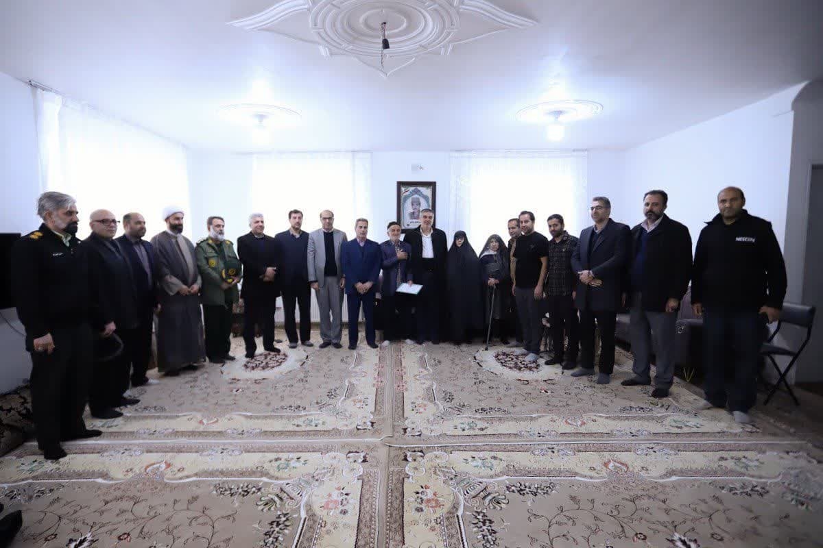 تجلیل استاندار مرکزی از والدین شهید براتی در شهرستان شازند