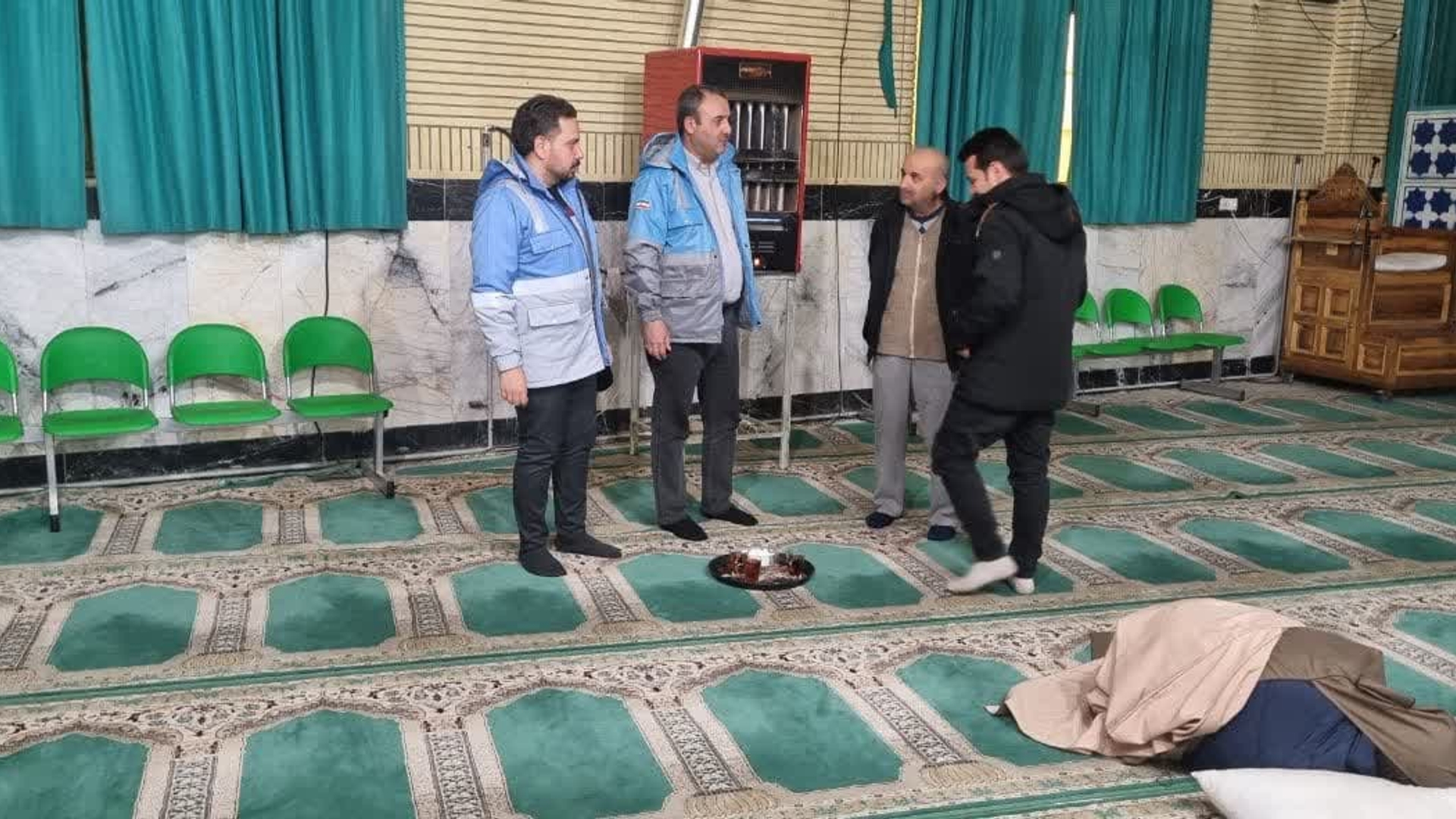 بازدید شبانه جناب آقای مروتی سرپرست فرمانداری زرندیه از محل اسکان مسافرین در راه مانده