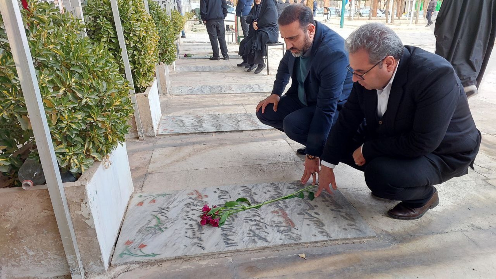 مراسم گلباران قبور مطهر شهدا  در شهرستان محلات برگزار شد.