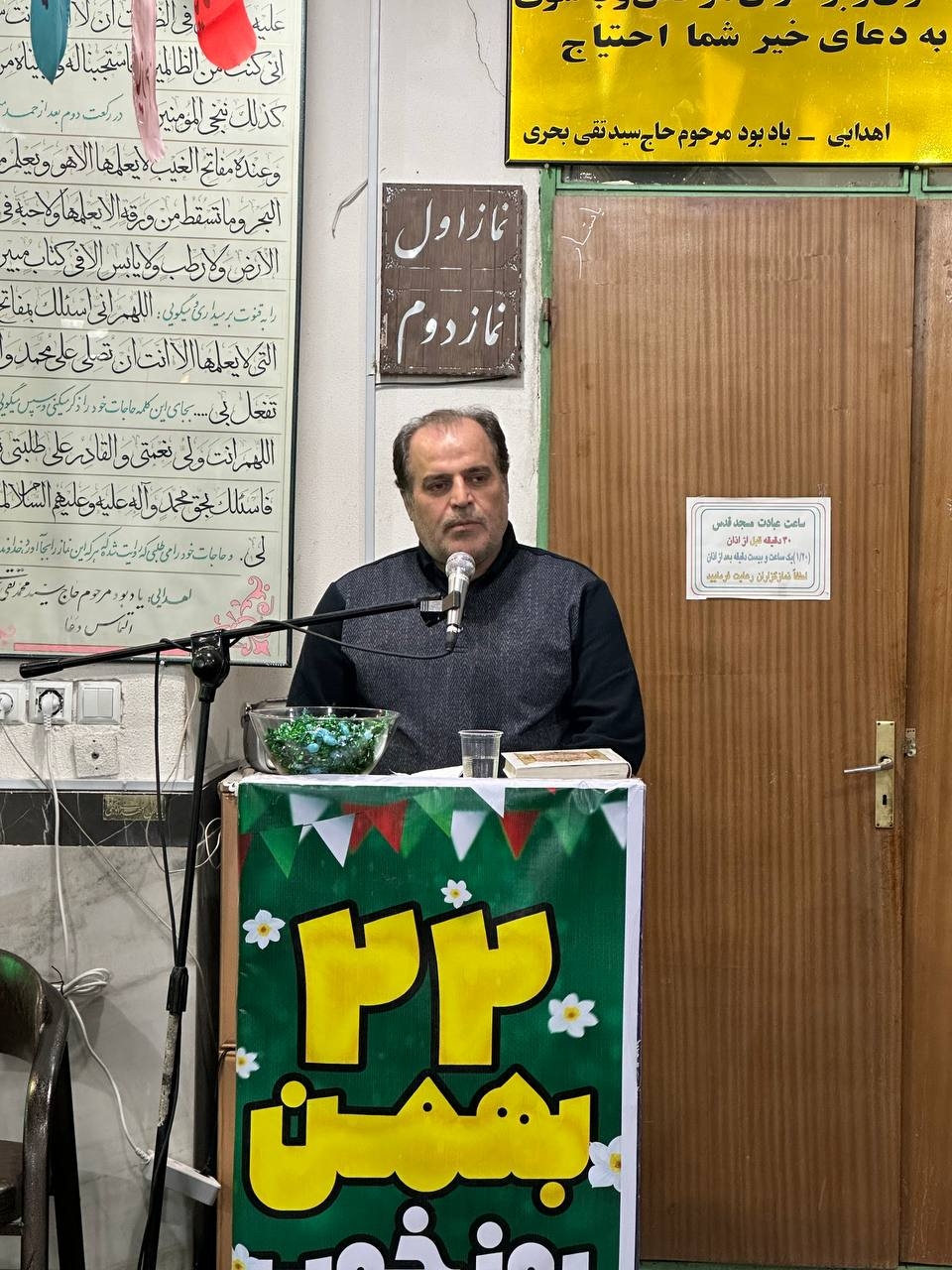 حضور فرماندار ویژه ساوه در بین نمازگزاران مسجد قدس