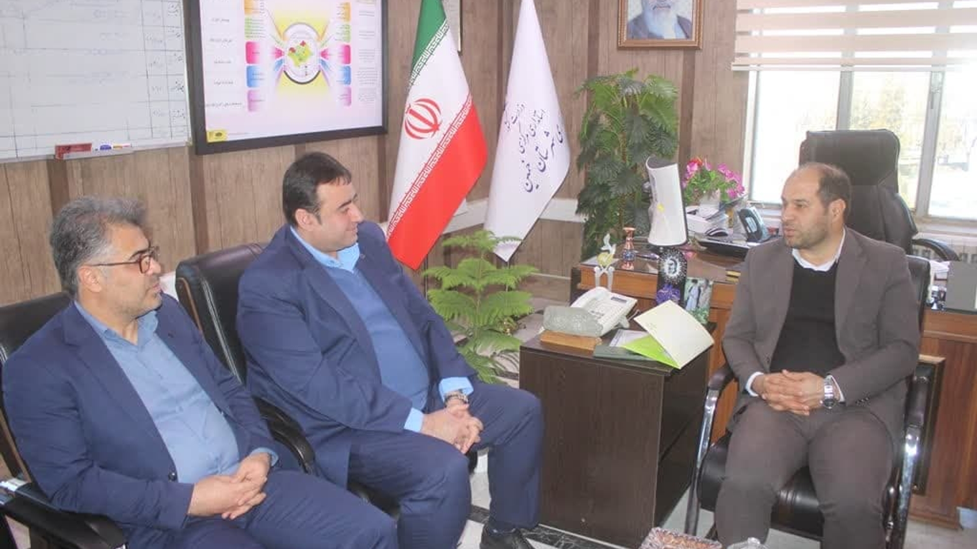 نشست مدیر عامل بانک قرض الحسنه مهر ایران استان با فرماندار شهرستان خمین برگزار شد