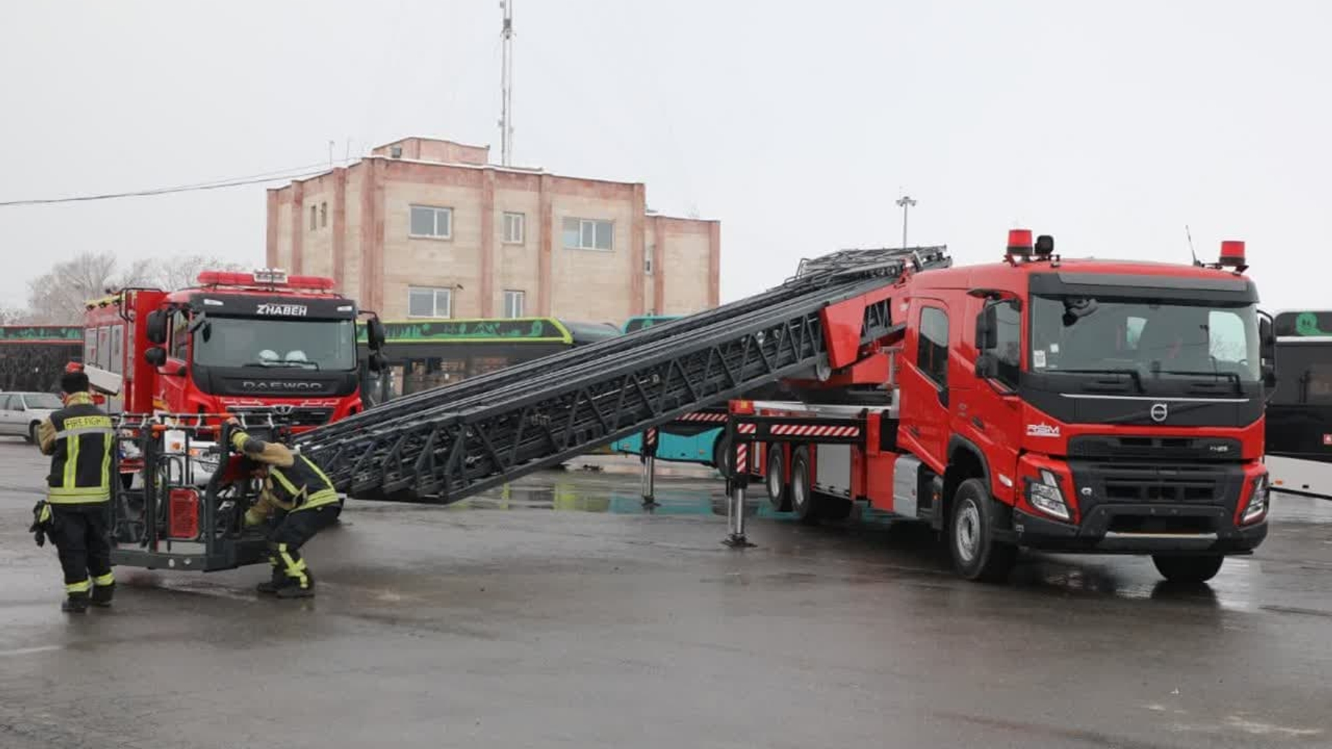 آئین بهره برداری از اولین ایستگاه شارژ سه مگاواتی خودروهای برقی در شهر اراک