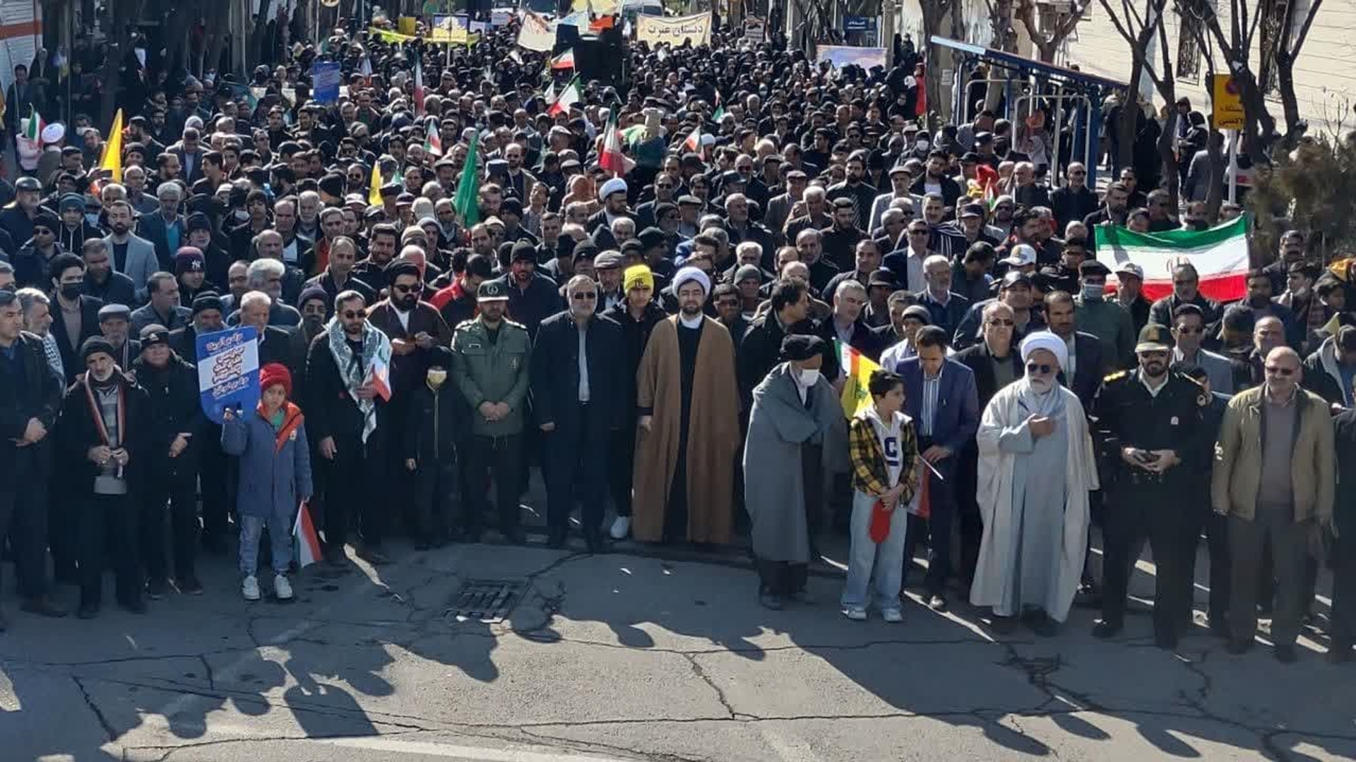 گوشه‌ای از حضور پرشور مردم دلیجان در راهپیمایی ۲۲ بهمن

🔹راهپیمایی چهل و ششمین سالگرد پیروزی انقلاب اسلامی با حضور پرشور اقشار مختلف مردم قیور و همیشه در صحنه شهر دلیجان برگزار شد.
روابط عمومی فرمانداری شهرستان دلیجان