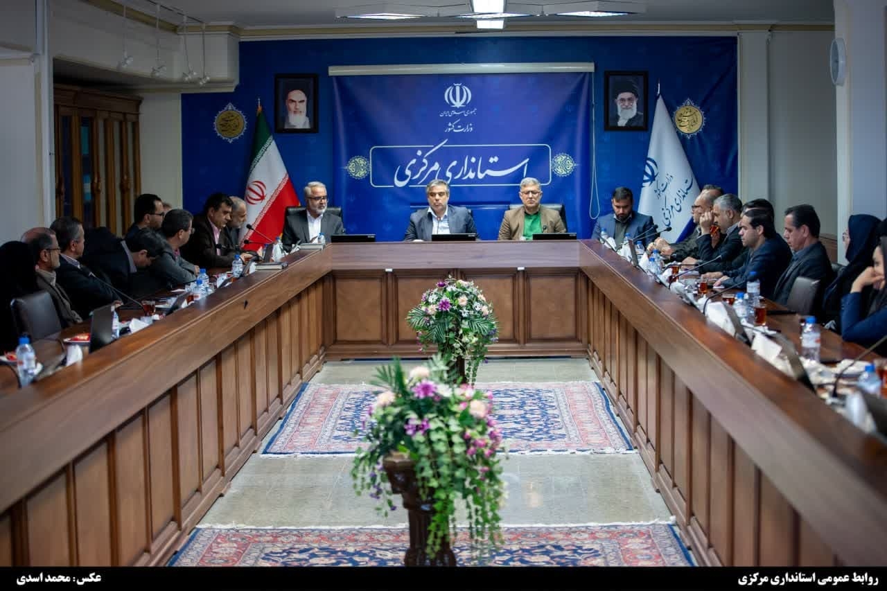 آئین تکریم و معارفه مدیرکل دفتر امور امنیتی و انتظامی استانداری مرکزی برگزار شد