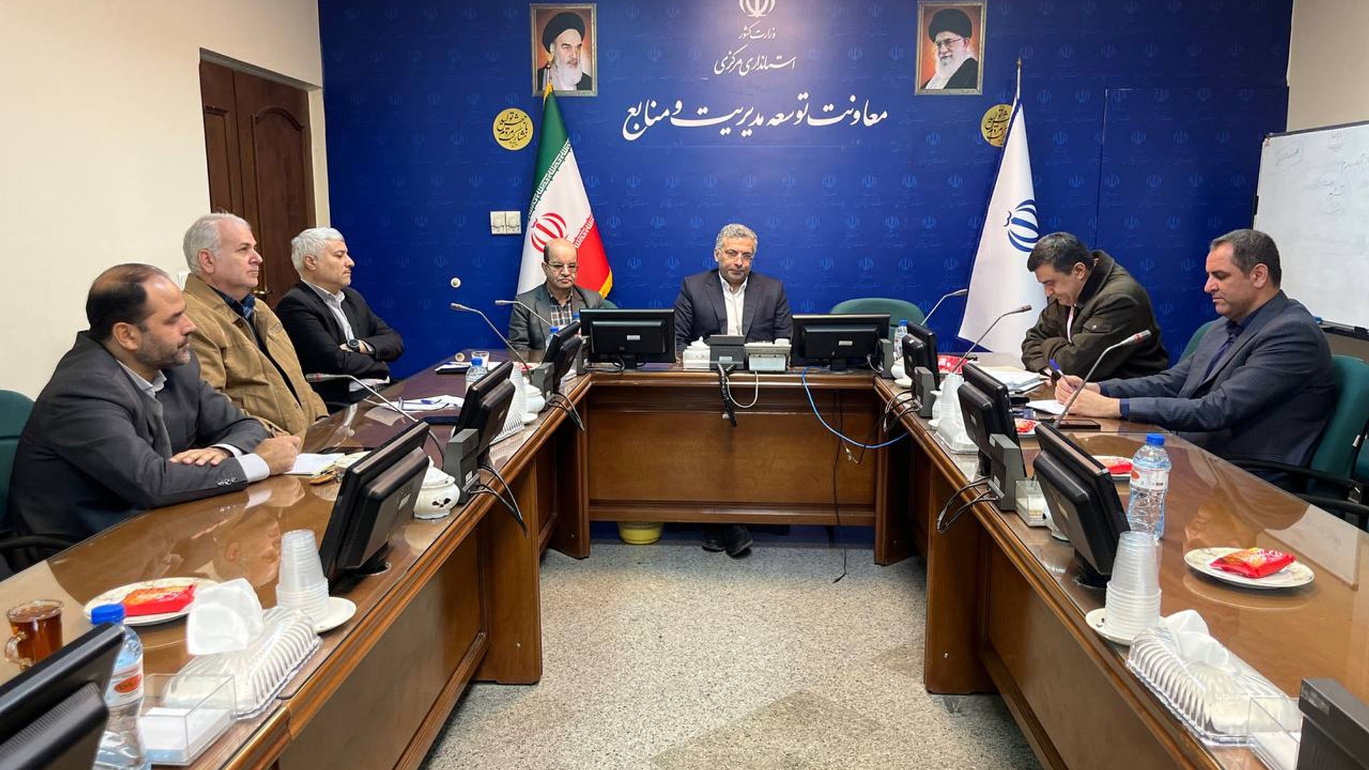 جلسه بازگشایی پاکات مزایده خودرو استانداری و زمین شهرستان دلیجان