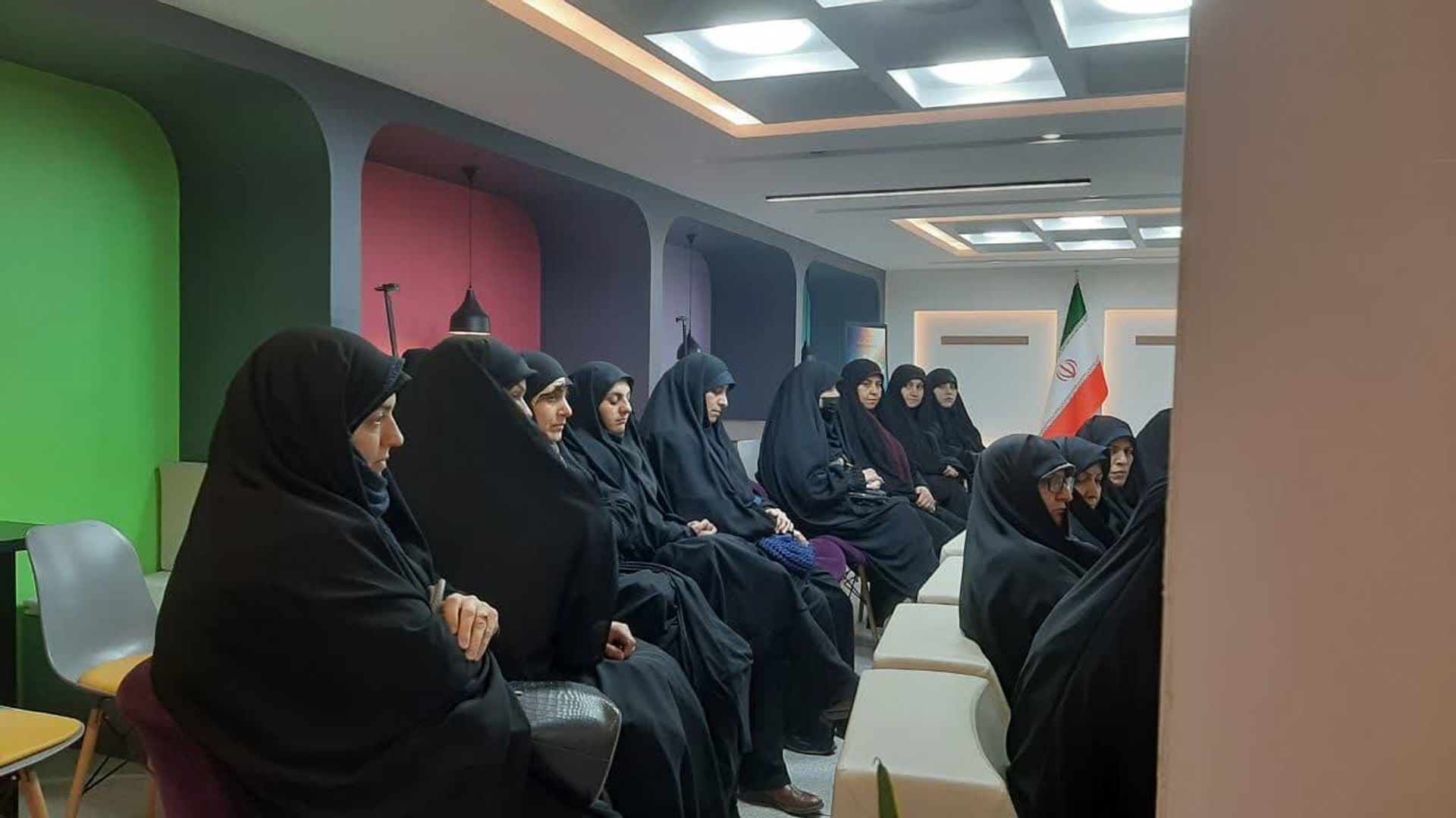 نشست اعضای هیات اندیشه ورز دفتر امور زنان و خانواده با مدیرکل اطلاعات استان 

✔️به مناسبت گرامیداشت هفته سربازان گمنام امام زمان عجل الله تعالی فرجه الشریف نشست ویژه‌ با  حضور  مدیر کل اطلاعات  برگزار  شد  .