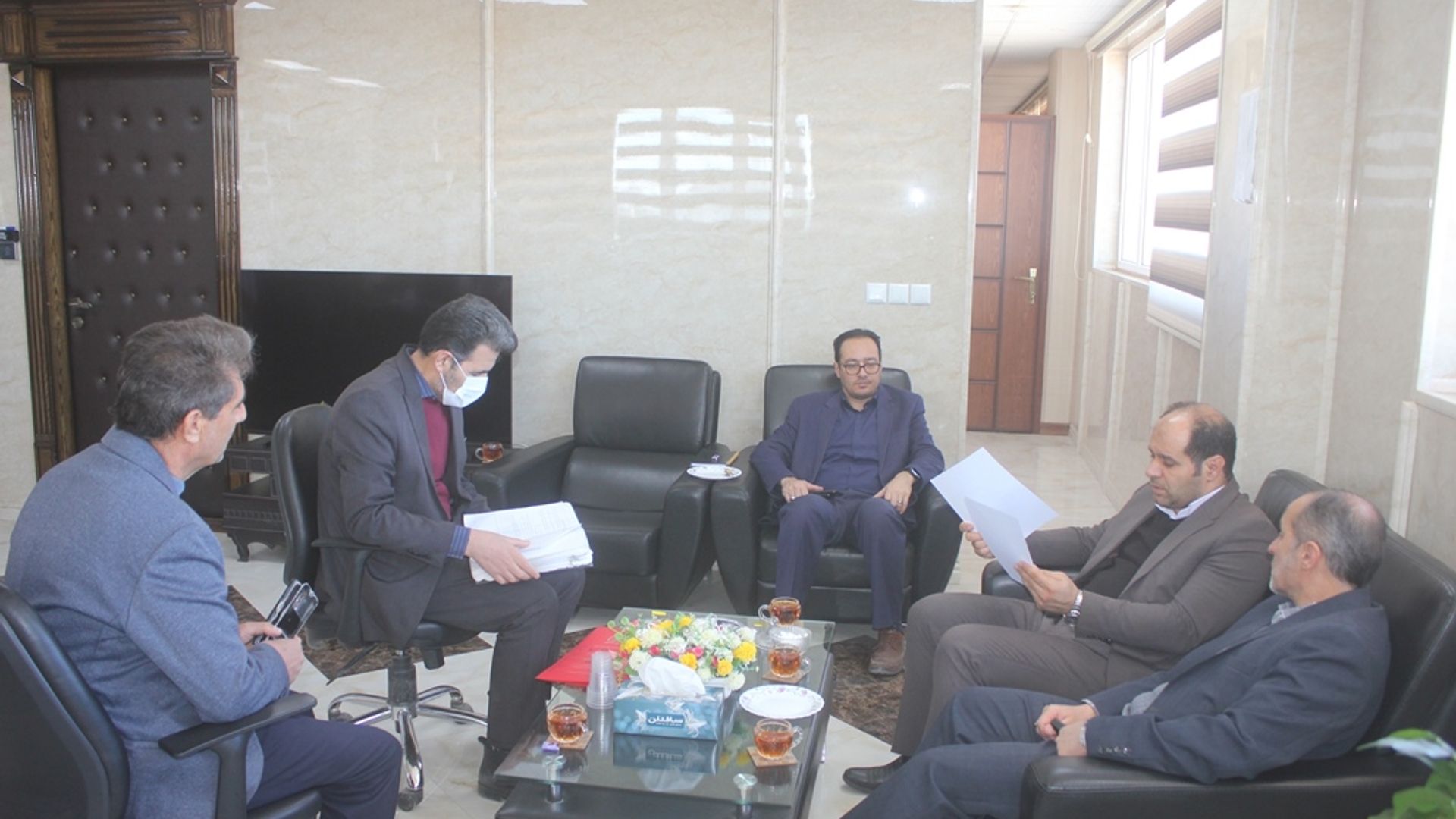 فرماندار با تعدادی از شهروندان در محل شهرداری خمین دیدار کرد