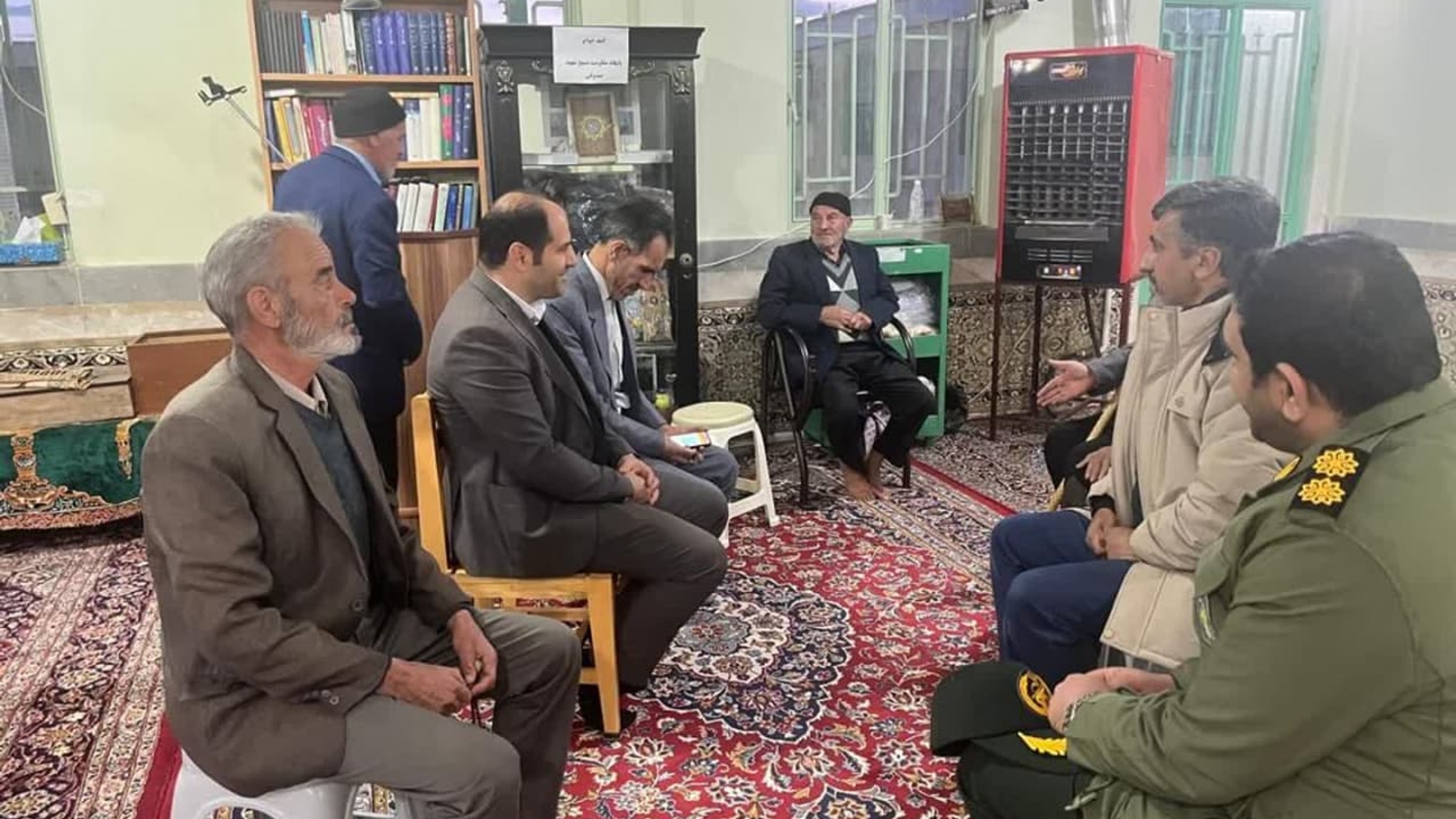 فرماندار و نماینده مردم خمین در مجلس با جمعی از اهالی روستای ازنوجان شهرستان خمین دیدار کردند