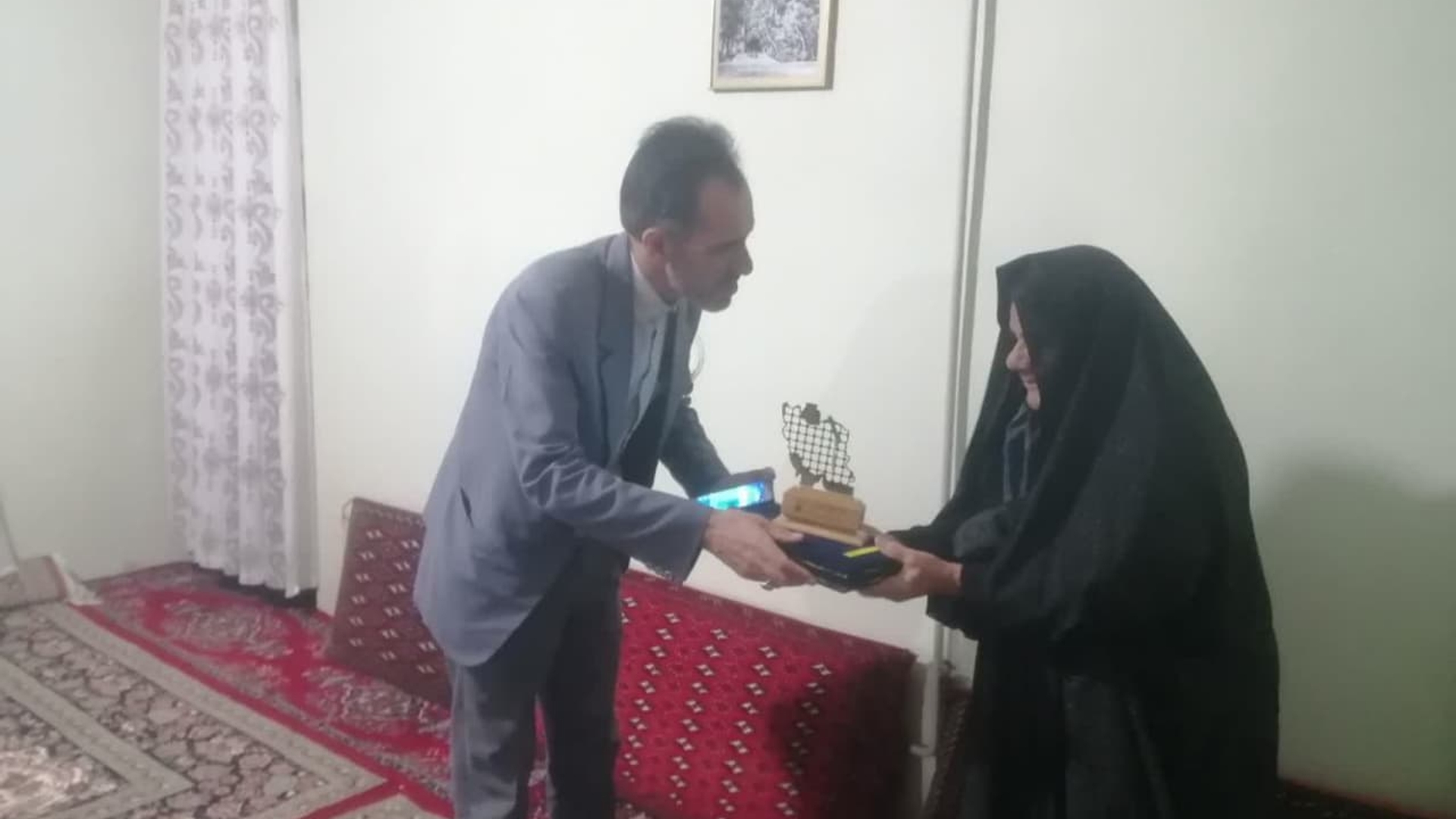 فرماندار و نماینده مردم خمین در مجلس با خانواده شهید غلامعلی جنتی در روستای ازنوجان دیدار کردند