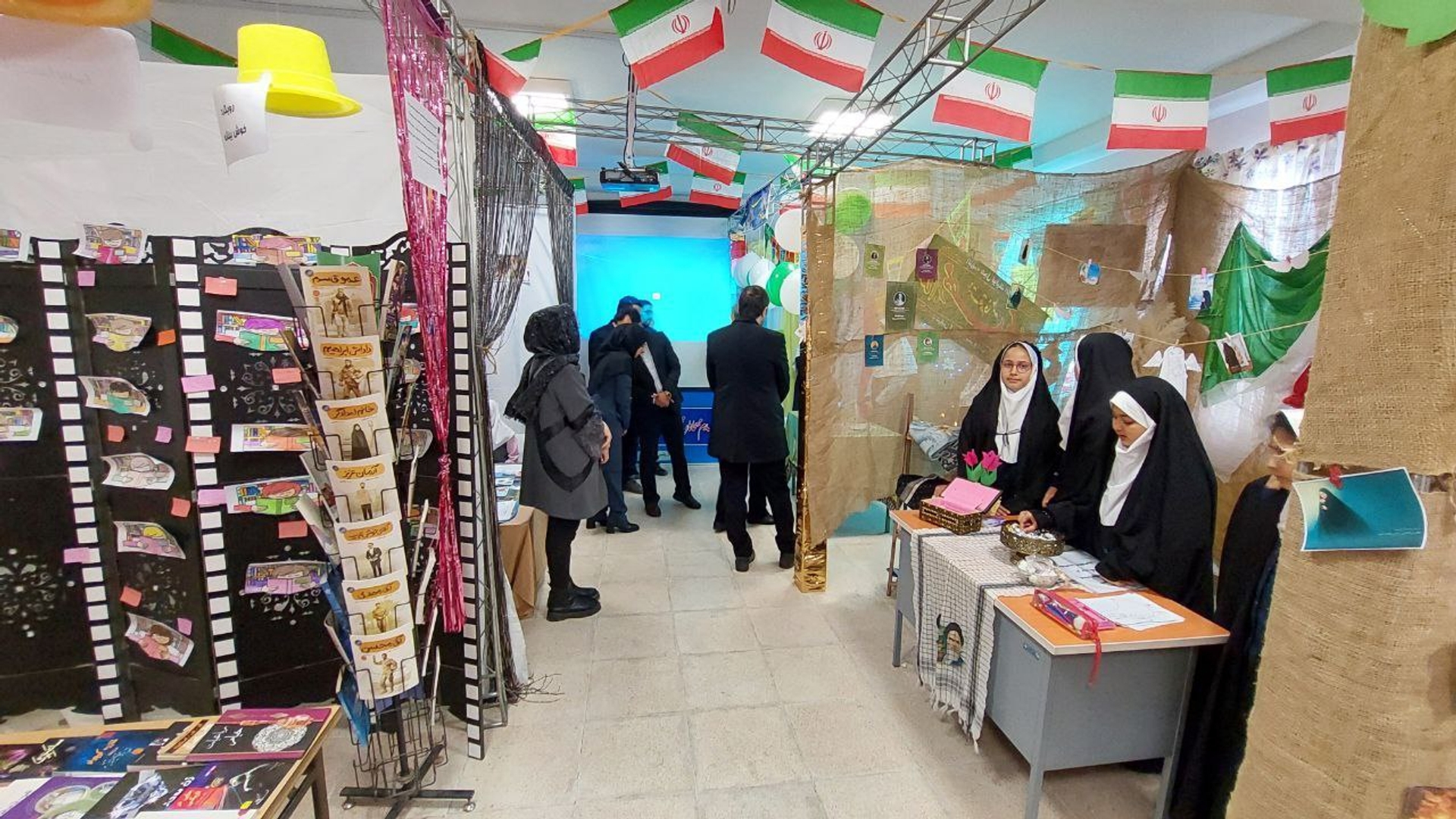 بازدید سرپرست فرمانداری از نمایشگاه "از فجر تا فرج" در دبستان ابریشمیِ کاشانی