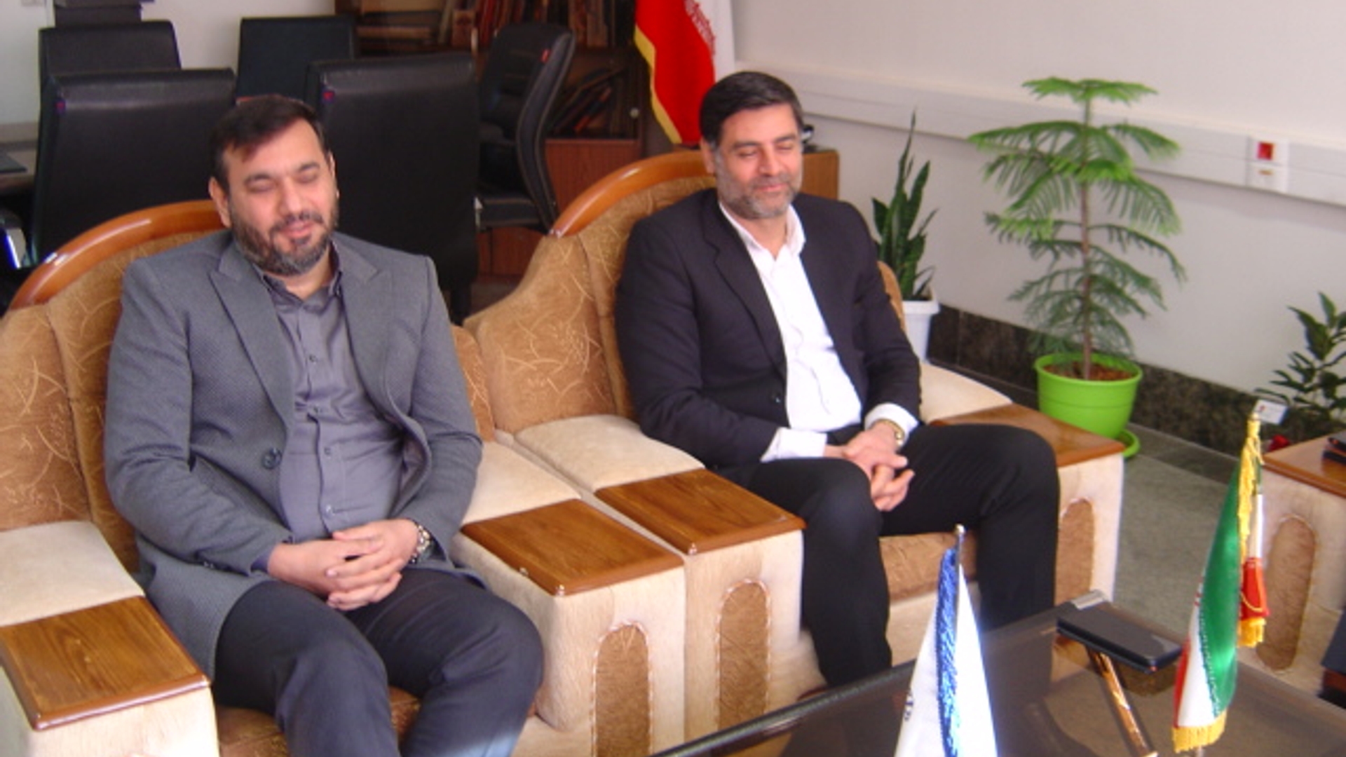 دیدارو ملاقات سردار سرتیپ دوم دکتر رفیعی کیا فرمانده محترم انتظامی استان به همراه تعدادی از معاونین آن فرماندهی با جناب آقای برنج زاده سرپرست اداره کل امنیتی و انتظامی ساعت ساعت 9 صبح روز سه شنبه مورخ 14/ 12/ 1403 برگزار گردید.