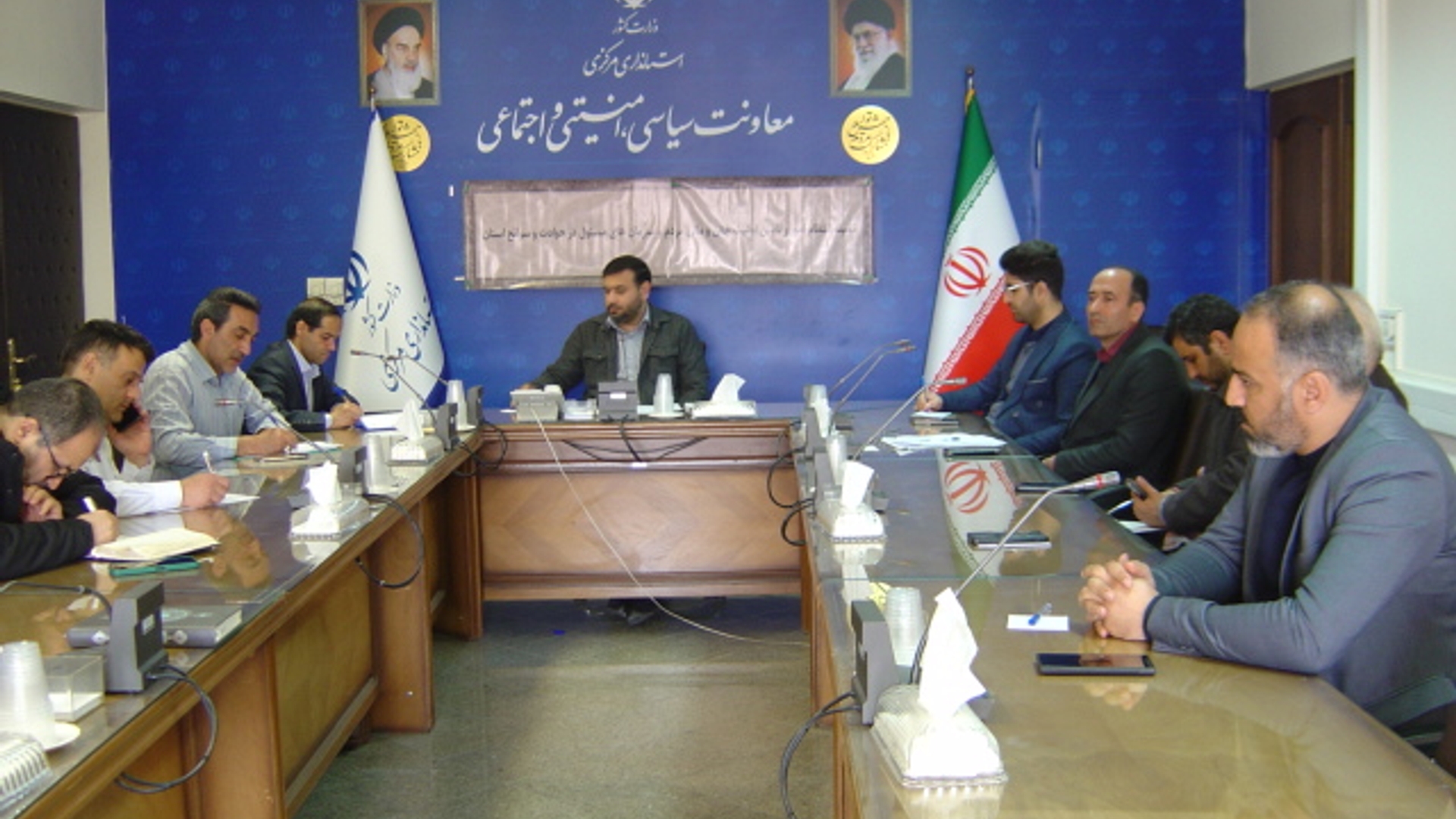 برگزاری جلسه کمیته اجرایی انتظام امور، تامین امنیت جانی و مالی مردم و سازمان های مسئول در حوادث و سوانح مشترک با کارگروه تخصصی امنیت و دفاع پدافند غیر عامل استان ساعت 9 صبح روز یکشنبه مورخ 19/ 12/ 1403 به ریاست جناب آقای برنج زاده سرپرست اداره کل امنیتی و انتظامی برگزار گردید.