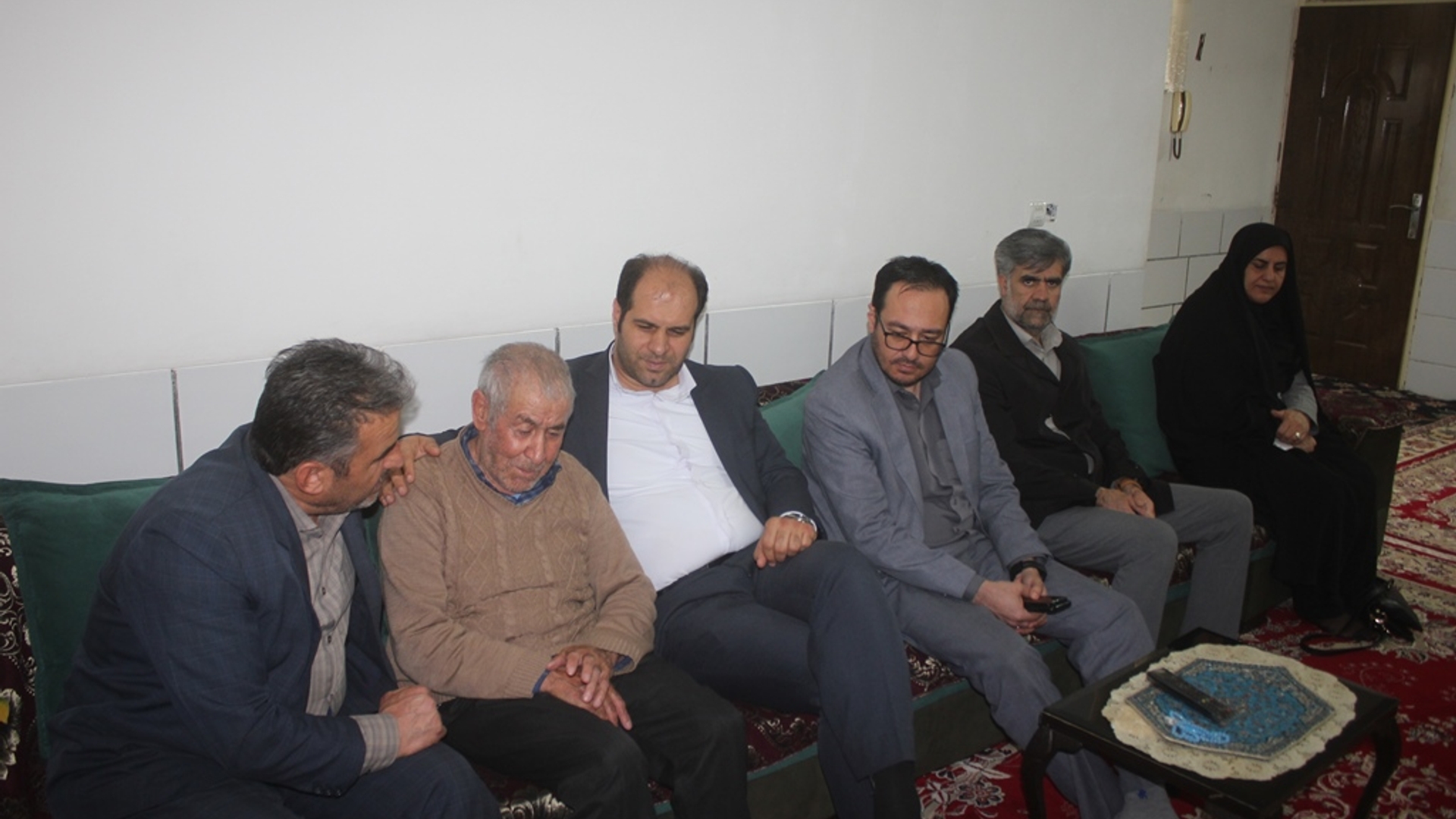 فرماندار با خانواده شهیدان علی اصغر محمدی و محمد حسن ندری در خمین دیدار کرد