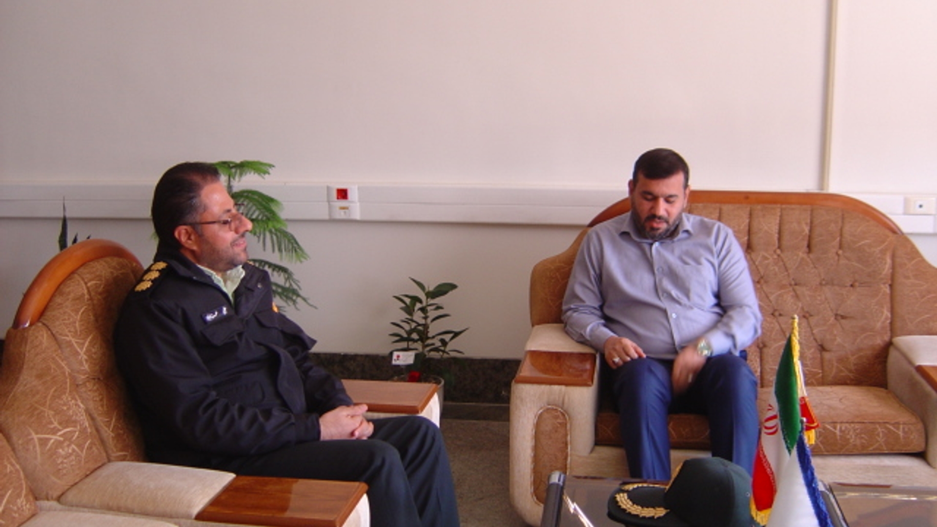 دیدار و ملاقات جناب سرهنگ عزیزیان فرمانده انتظامی شهرستان اراک با جناب آقای برنج زاده سرپرست اداره کل امنیتی و انتظامی ساعت 30/ 10 روز شنبه مورخ 25/ 12/ 1403 برگزار گردید.