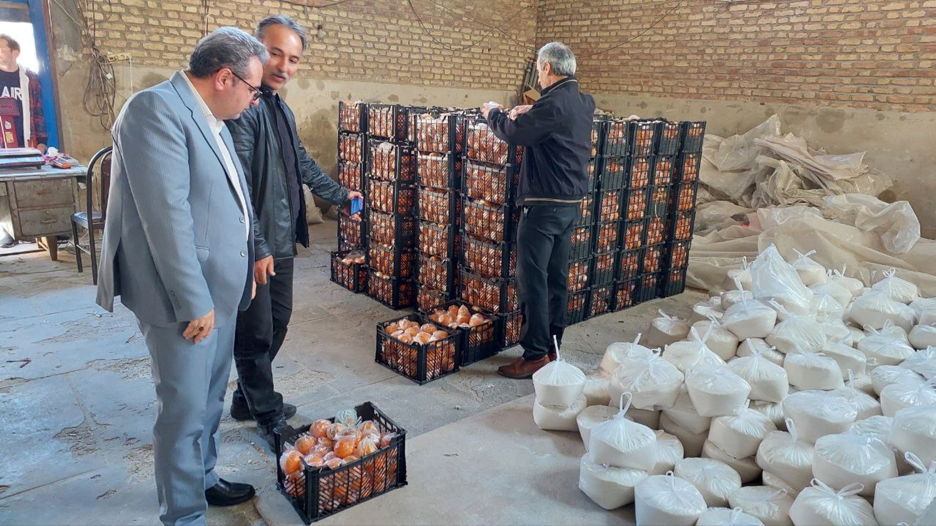 بررسی میدانی سرپرست فرمانداری شهرستان محلات از محل عرضه‌ی میوه‌ی تنظیم‌بازاری