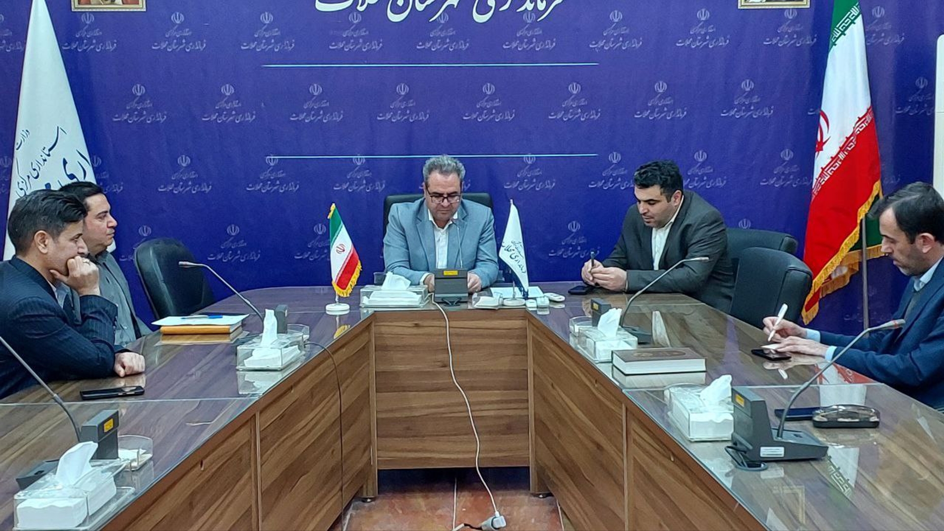 سرپرست فرمانداری شهرستان محلات در نشست شورای هماهنگی بانک‌های شهرستان با تأکید بر نقش اساسی بانک‌ها در بهبود وضعیت اقتصادی مردم، اظهار داشت: منابع، مصارف و معوقات، سه اصل اساسی در نظام بانکی هستند که باید مورد توجه قرار گیرند.