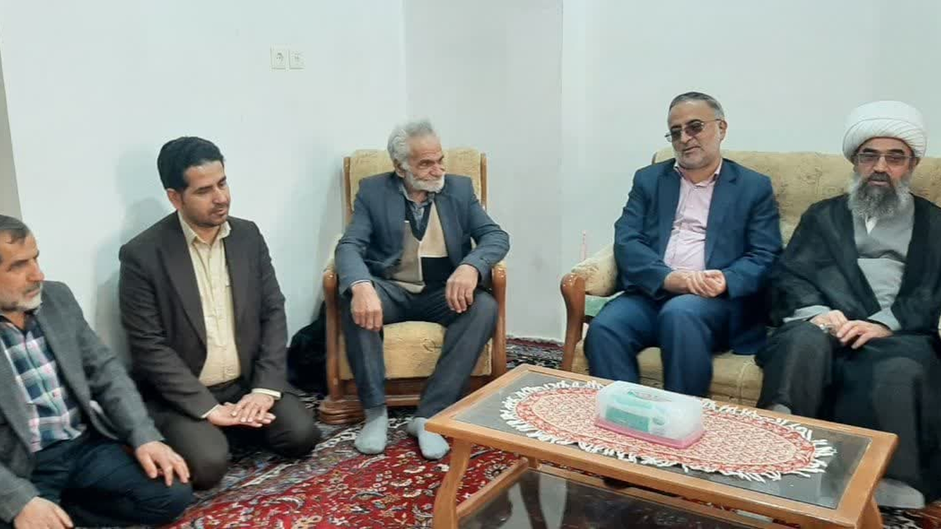 🔸 بمناسبت روز بزرگداشت شهدا با پدر شهید والامقام ابراهیم علیخانی در روستای سینقان دیدار شد .
 
 🔹همزمان با سالروز تاسیس بنیاد شهید و امور ایثارگران و بزرگداشت روز شهدا ( ۲۲ اسفندماه) عصر روز چهارشنبه ۲۲ اسفد ماه ۱۴۰۳ با حضور ابوالفضل قاسمی فرماندار شهرستان دلیحان، حجت‌الاسلام والمسلمین مشهود عین لو امام جمعه شهر نراق،  سید مرتضی موسویان رئیس بنیاد شهید و امور ایثارگران شهرستان دلیجان ، سروان مرادی فرمانده ناحیه مقاومت بسیج شهر نراق، اشرفی رئیس شورای اسلامی روستای سینقان و پرسنل بنیاد شهید و امور ایثارگران شهرستان دلیجان، با پدر و مادر شهید والامقام ابراهیم علیخانی دیدار و ضمن گرامیداشت روز شهید و ماه مبارک رمضان ، از استقامت و شکیبایی پدر و مادر معزز شهید والامقام ، تجلیل کردند.

گفتنی است شهید ابراهیم علیخانی متولد ۱۳ دی ماه ۱۳۴۹ و در تاریخ ۲ مرداد ماه ۱۳۶۷ در منطقه عملیاتی خرمشهر به فیض عظیم شهادت نائل آمد