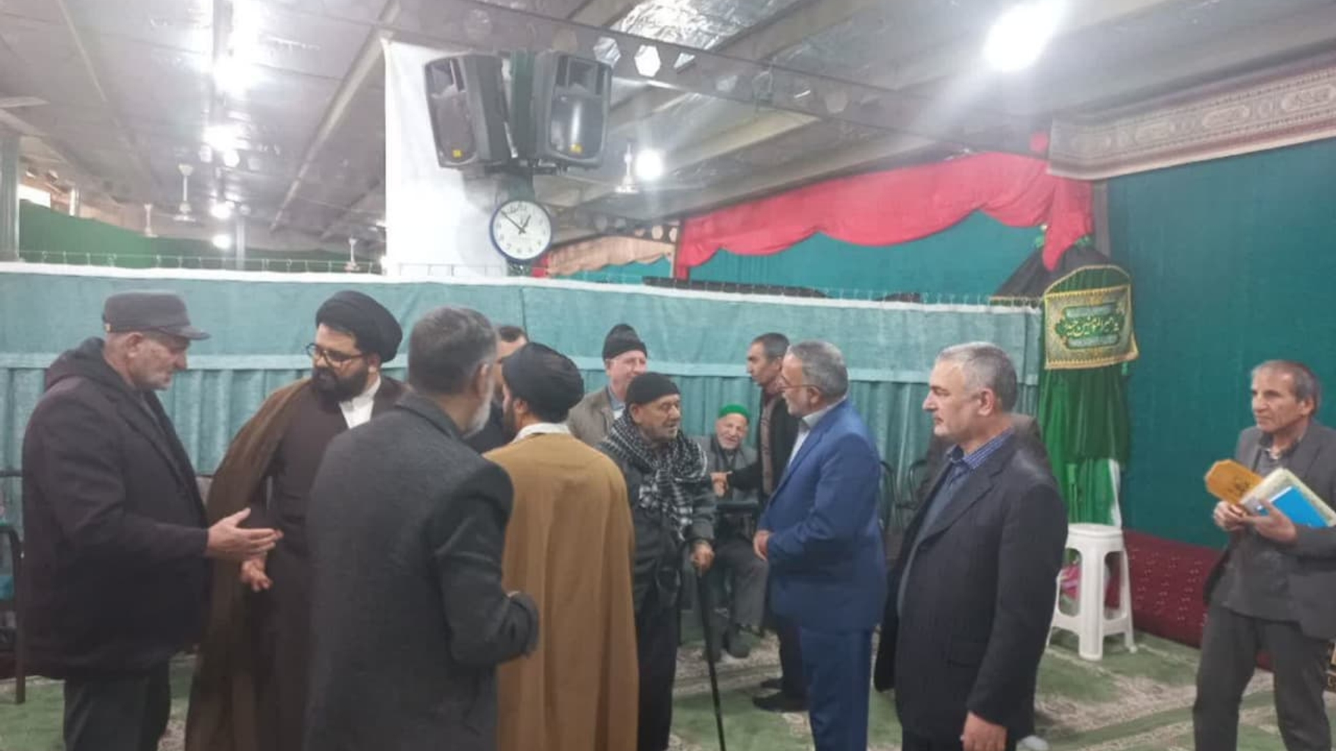 🔹 حضور فرماندار شهرستان دلیجان به همراه دیگر مسئولین در ویژه مراسم ماه مبارک رمضان در مساجد سطح شهر 

✔️ گفتگو با نمازگزاران و پیگیری مشکلات و مطالبات مردمی


🔸 ابوالفضل قاسمی فرماندار شهرستان دلیجان به اتفاق اشرفی معاون مجتمع اداری فرمانداری ودبیر ستاد اقامه نماز شهرستان  ،احمدقناتی بخشدار مرکزی و جمعی دیگر از مسئولین و روسای ادارات هرروز درماه مبارک رمضان  با حضور در یکی از مساجد شهردلیجان، ضمن اقامه نماز جماعت ،  از نزدیک با نمازگزاران دیدار و در خصوص مشکلات و مطالبات مردمی گفتگو میکنند

حضور فرماندار و مسئولین در مساجد و شرکت در مراسمات ماه مبارک و همچنين گفتگو با مردم شریف شهرستان و پیگیری مطالبات ، مشکلات و مسائل مربوط در طول ماه مبارک رمضان ادامه خواهد داشت .