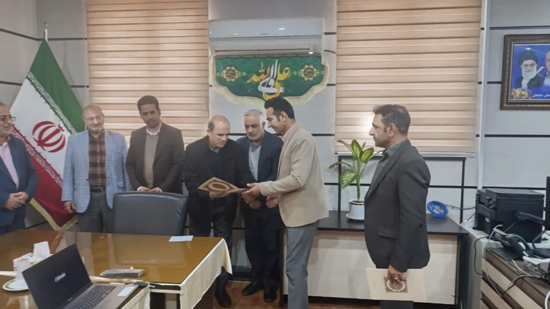 تجلیل از فرزندان شاهد شاغل فرمانداری شهرستان دلیجان
به مناسبت روز۲۲اسفند ماه که به نام روز شهدا نامگذاری گردیده 
ابوالفضل قاسمی فرماندار شهرستان،منصوری معاون سیاسی و امنیتی فرمانداری ،یوسفی رئیس شورای اسلامی شهر دلیجان ،قناتی بخشدار مرکزی وموسویان رئیس بنیاد شهید  دلیجان از کارکنان فرزندان شهداء شاغل در فرمانداری تجلیل نمودند 
سید حسن طباطبایی نیا مسئول روابط عمومی فرمانداری وفرزند شهید والامقام سید علی طباطبایی نیا
سرکار خانم وحیده حسنی کارشناس امور شهری و روستایی  فرمانداری فرزند شهید والامقام محسن حسنی
محسن اشرفی معاون مجتمع اداری فرمانداری برادر شهید والامقام محمدتقی اشرفی
تجلیل و قدردانی شد
روابط عمومی فرمانداری شهرستان دلیجان 🇮🇷