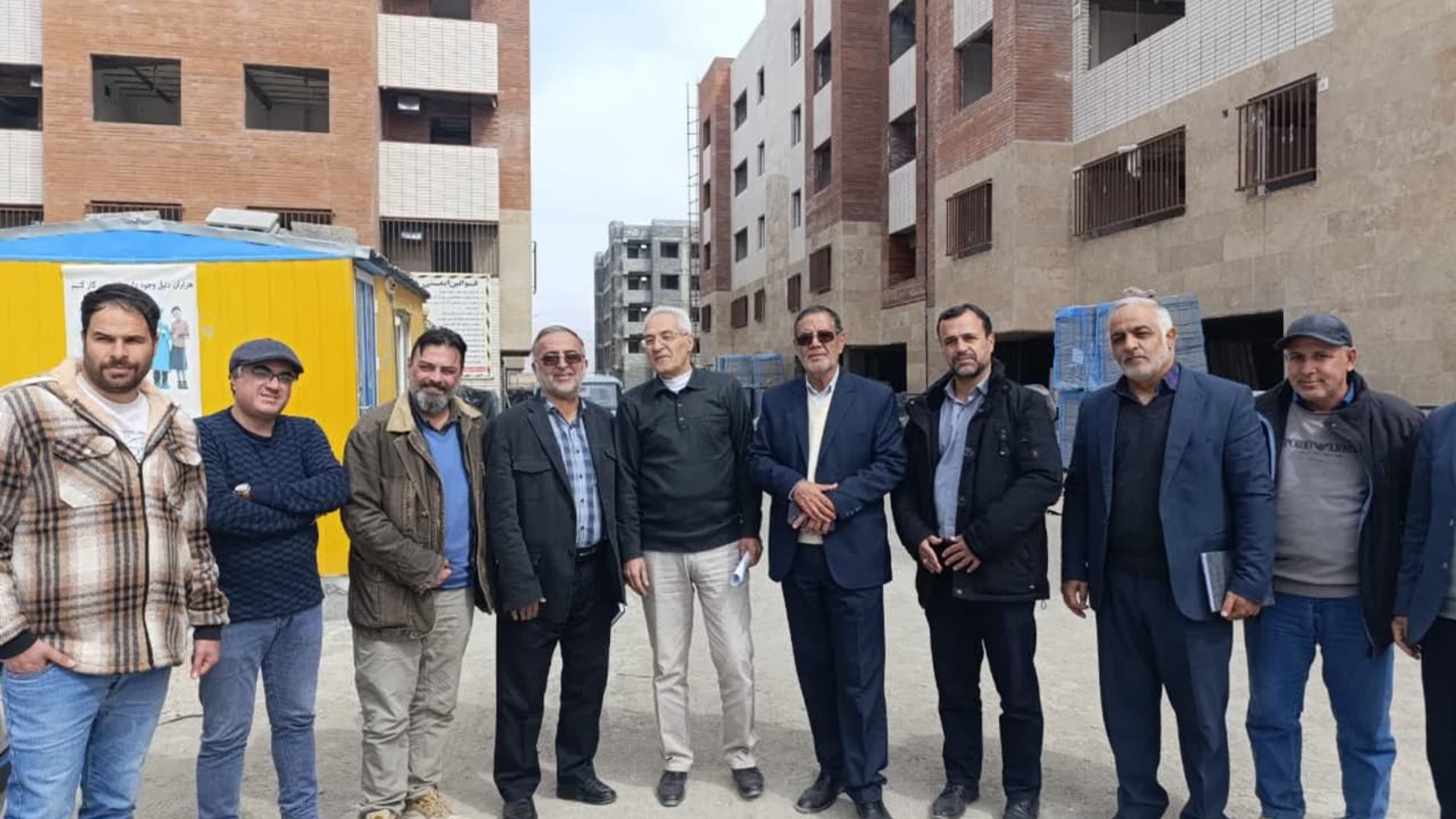 بازید میدانی از پروژه‌های ساخت نهضت ملی مسکن

ابوالفضل قاسمی فرماندار ،جلالی نماینده مردم شریف شهرستان دلیجان و محلات ،قناتی بخشدار مرکزی وصفاری بنیاد مسکن شهرستان دلیجان از ساختمانهای نهضت ملی مسکن بازدید کردند وازروند پیشرفت فیزیکی پروژه‌ها با پیمانکاران بنیاد مسکن در خصوص تحویل هرچه زودتر به متقاضیان تأکید نمودند