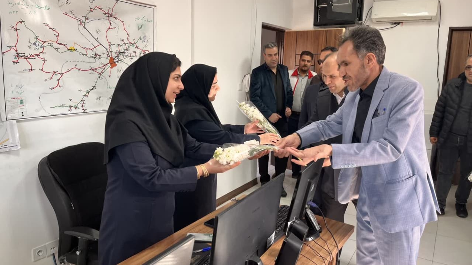 فرماندار و نماینده مردم خمین در مجلس از پایگاه اورژانس شماره یک خمین بازدید کردند