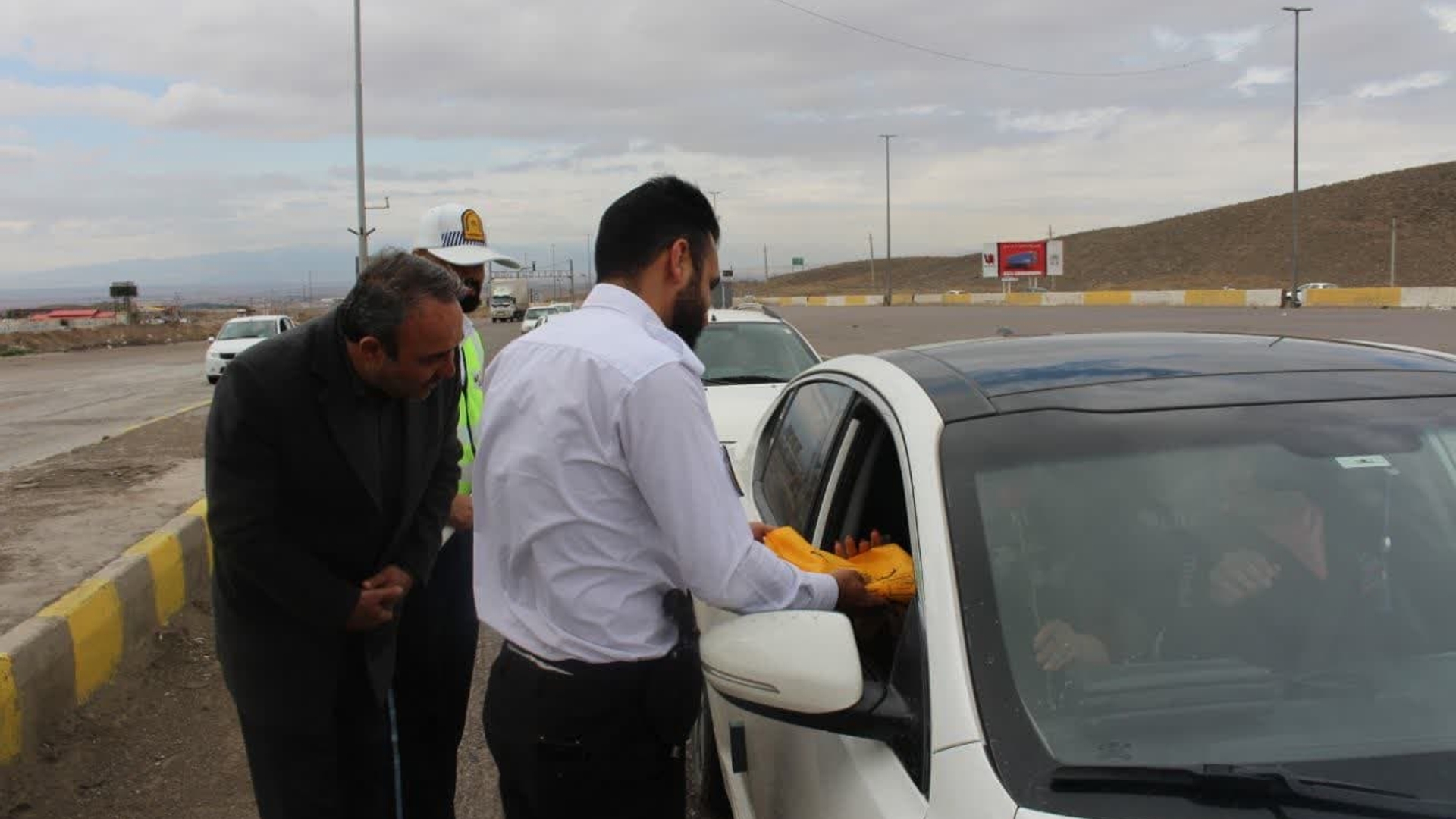 استقبال سرپرست فرمانداری شهرستان زرندیه و جمعی از مسئولین از مسافرین نوروزی