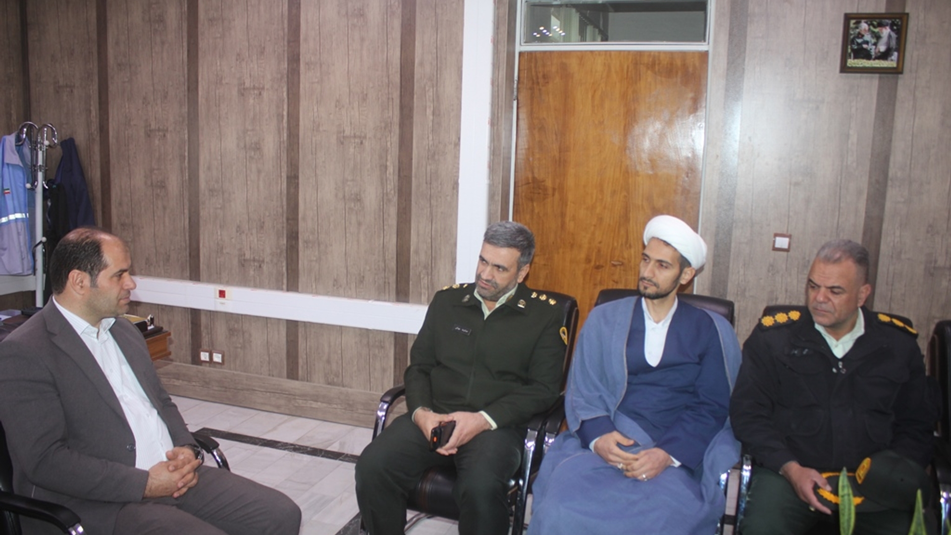 دیدار نوروزی فرمانده و پرسنل نیروی انتظامی شهرستان با فرماندار خمین