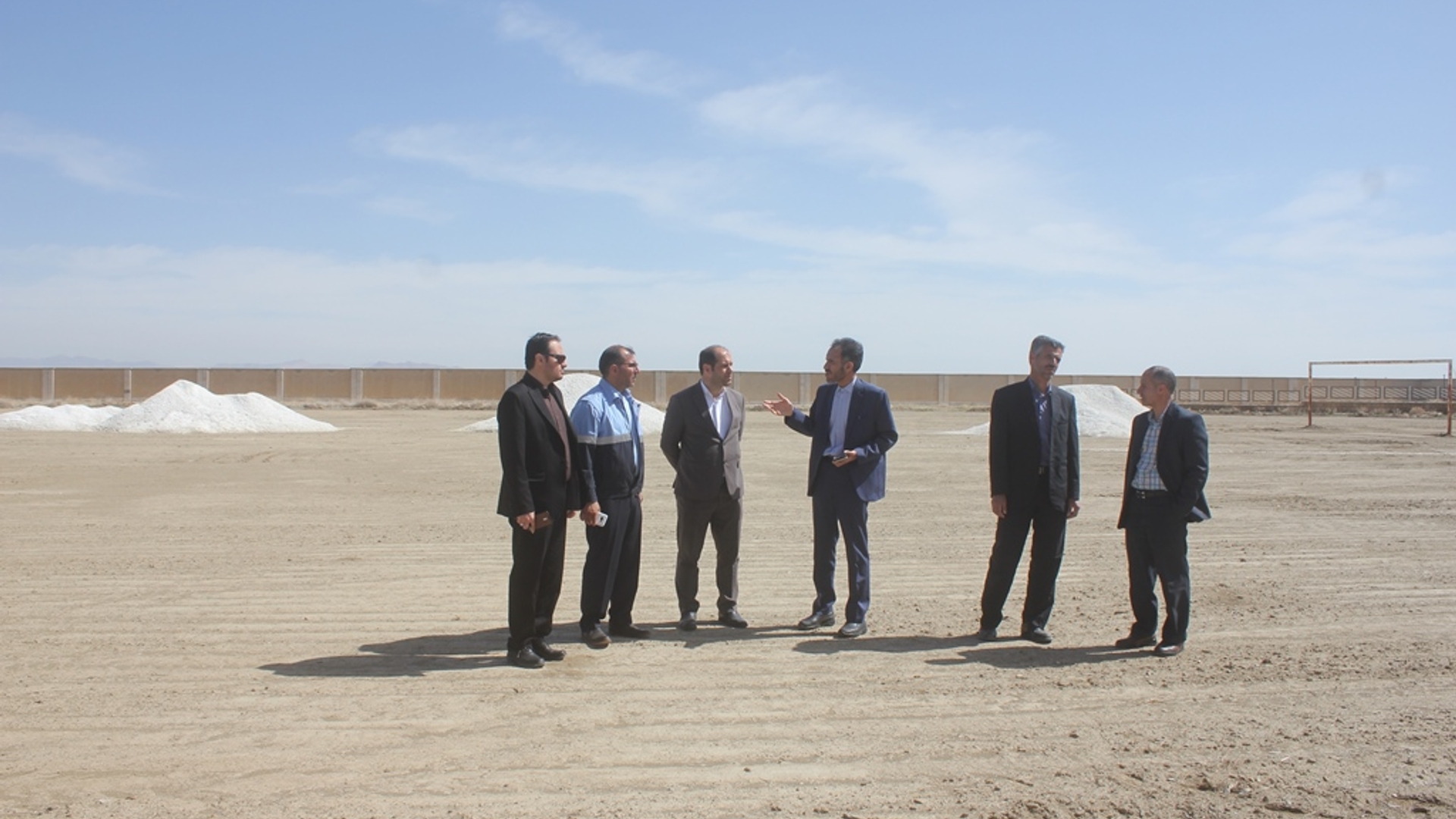 فرماندار و نماینده مردم خمین در مجلس از مجتمع ورزشی کارگران خمین بازدید کردند