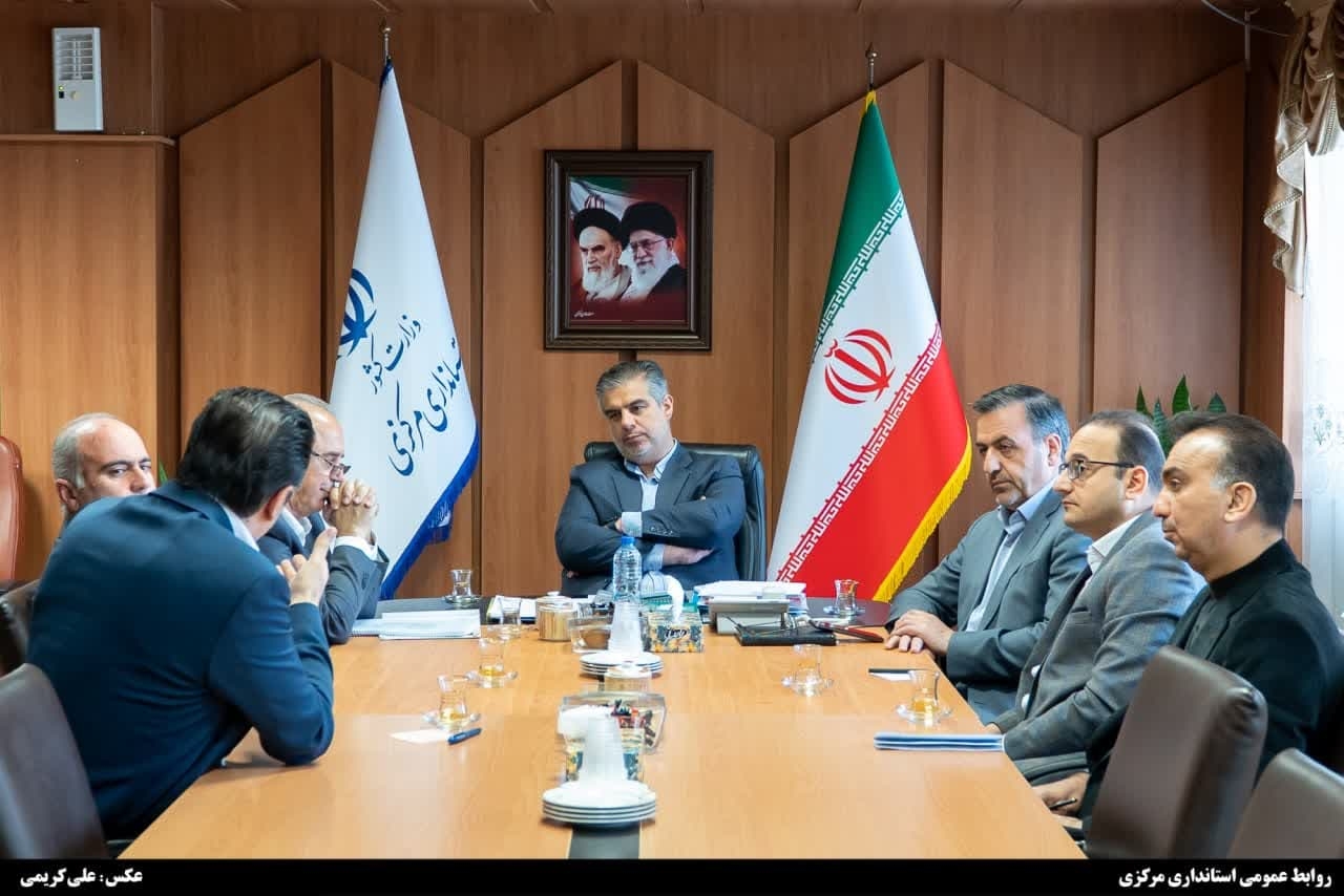 تأکید استاندار مرکزی بر تدوین سند توسعه استراتژیک صنعت و اطلس سرمایه‌گذاری استان