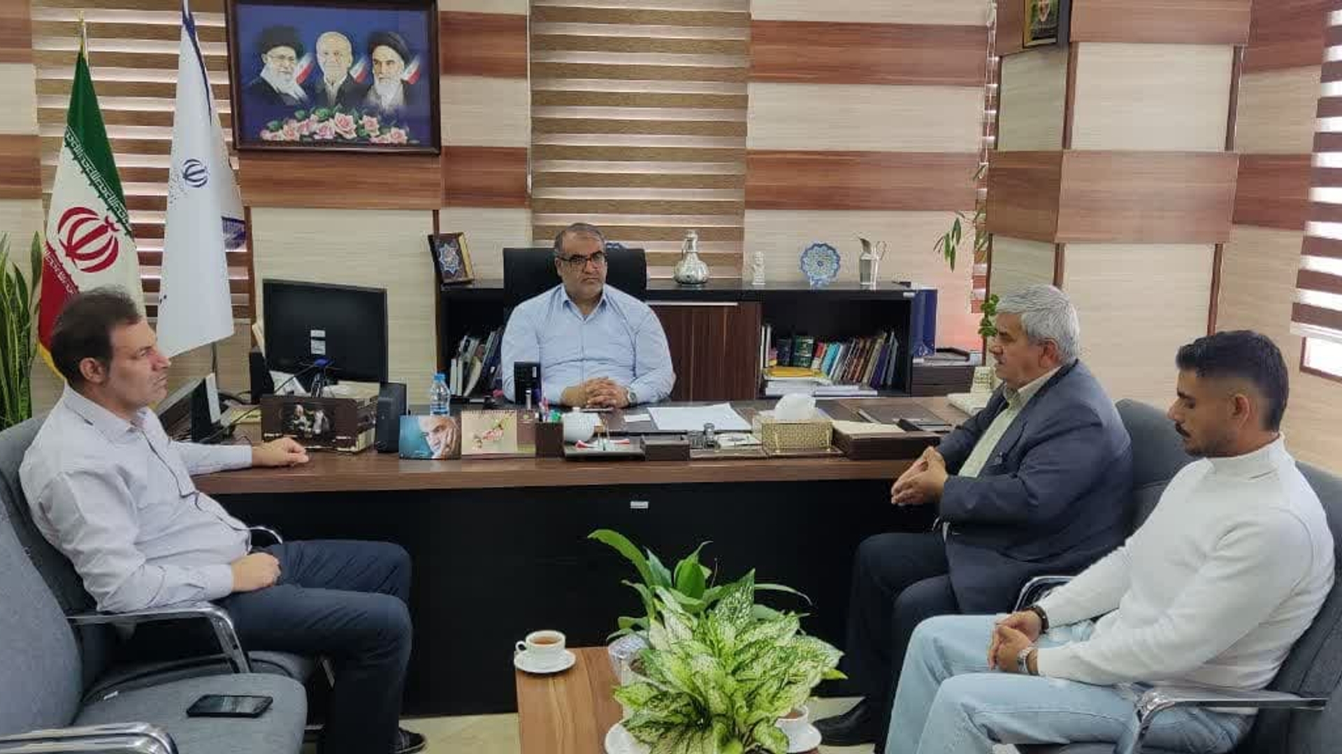 در برنامه این جلسات، مطالبات و درخواست های تعدادی از مردم شریف شهرستان با حضور مهندس ملکا سرپرست فرمانداری و سایر مدیران مربوطه بررسی و رسیدگی شد.