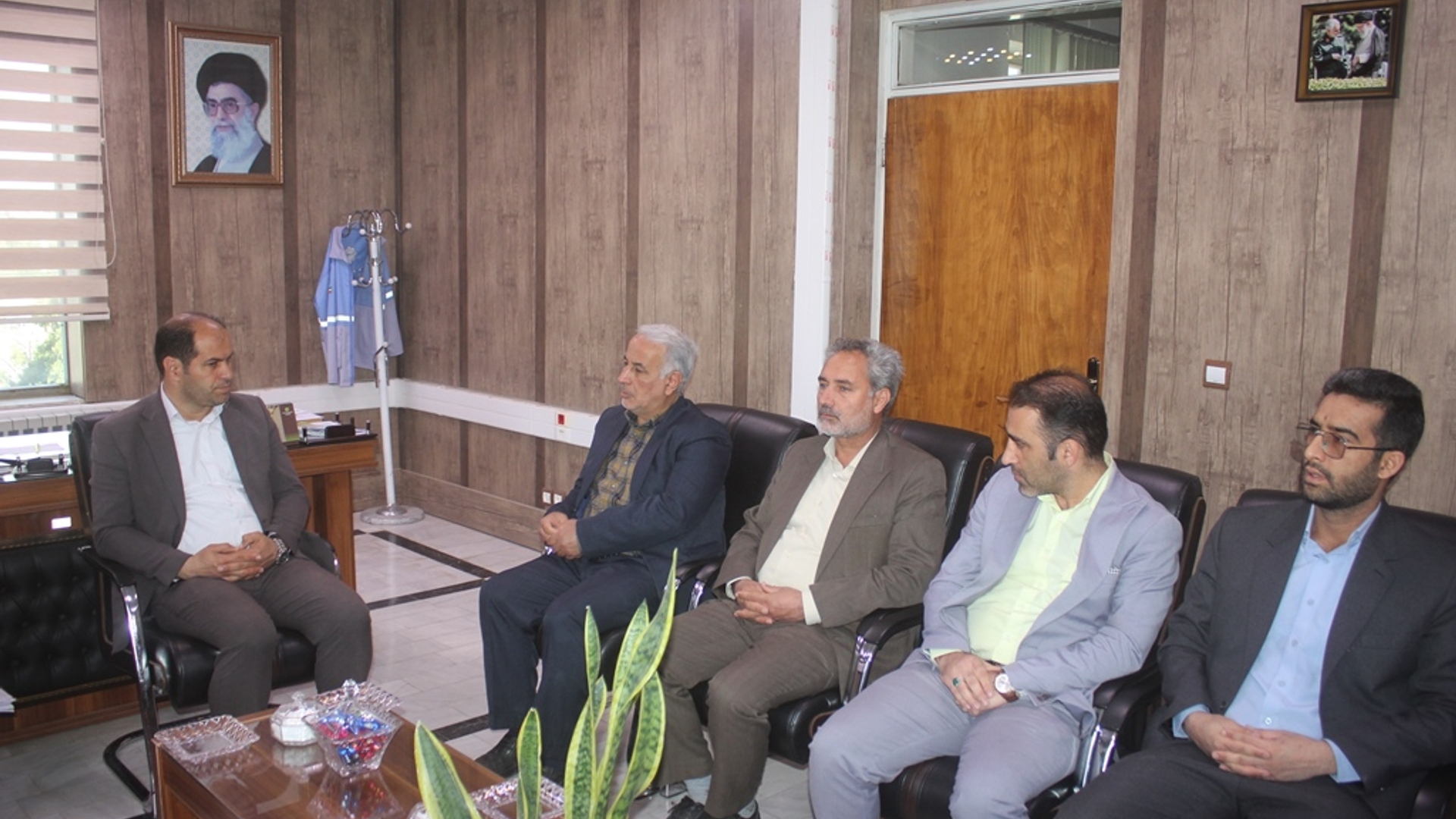 دیدار نوروزی رئیس و اعضای شورای شهر و شهردار خمین با فرماندار شهرستان برگزار شد