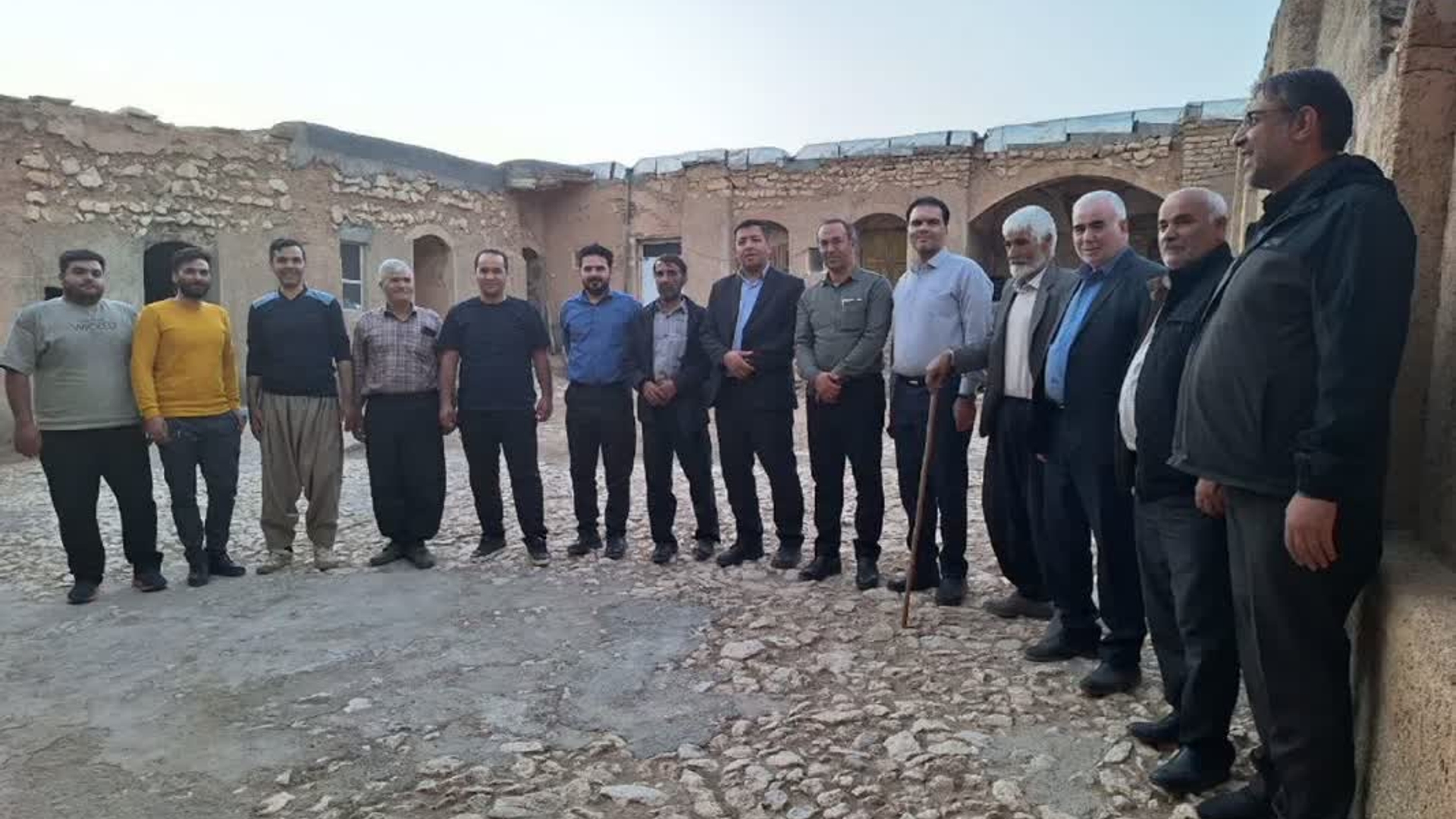 عصر امروز دکتر اتابکی فرماندار به همراه درودیان بخشدار مرکزی و جمعی از مدیران دستگاه های اجرایی با حضور در روستای #احمدیه با اهالی روستا دیدار و از نزدیک مسائل این روستا را بررسی نمودند.