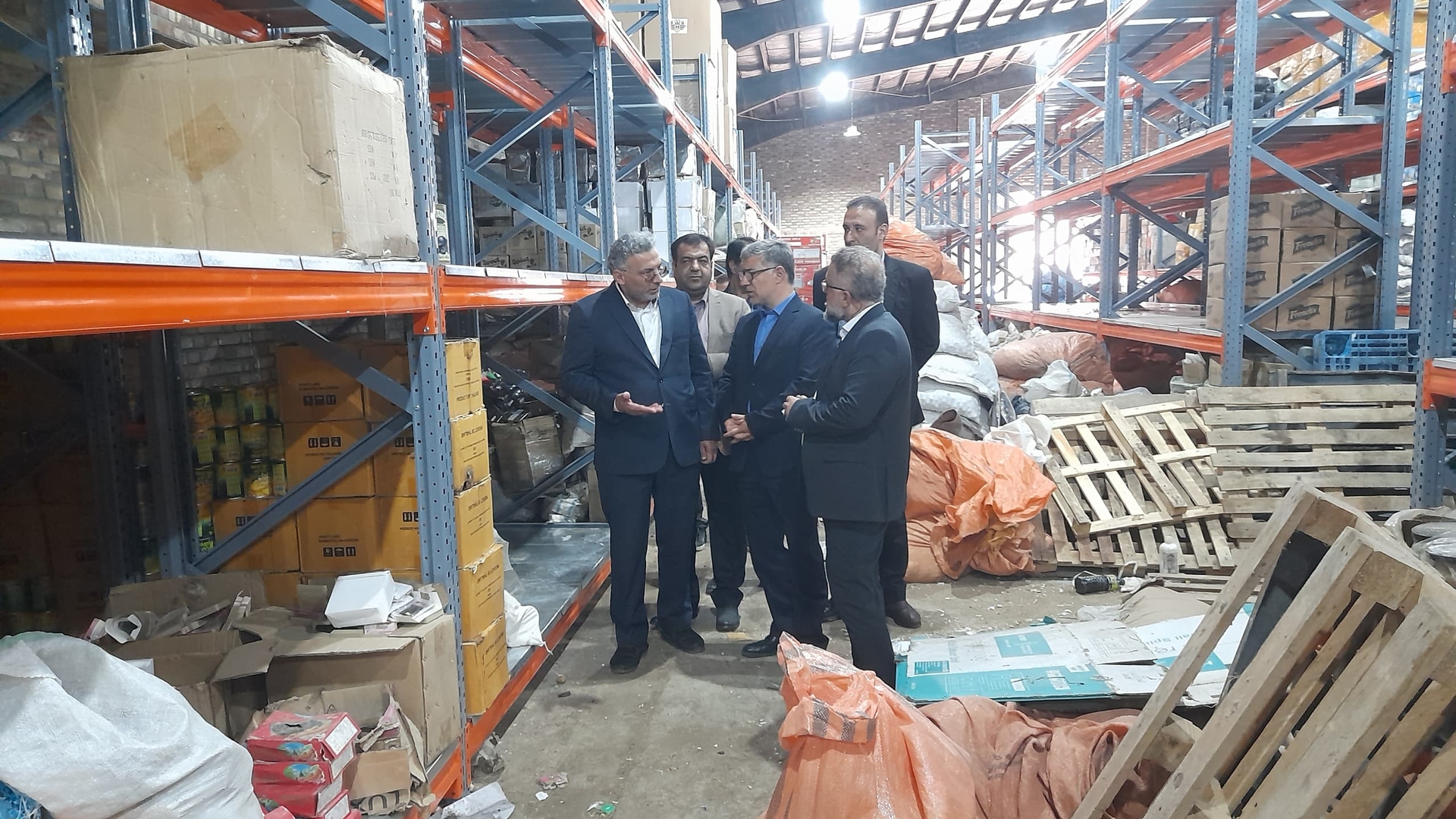 بازدید از انبارهای نگهداری کالاهای مکشوفه اداره کل جمع آوری و فروش اموال تملیکی استان