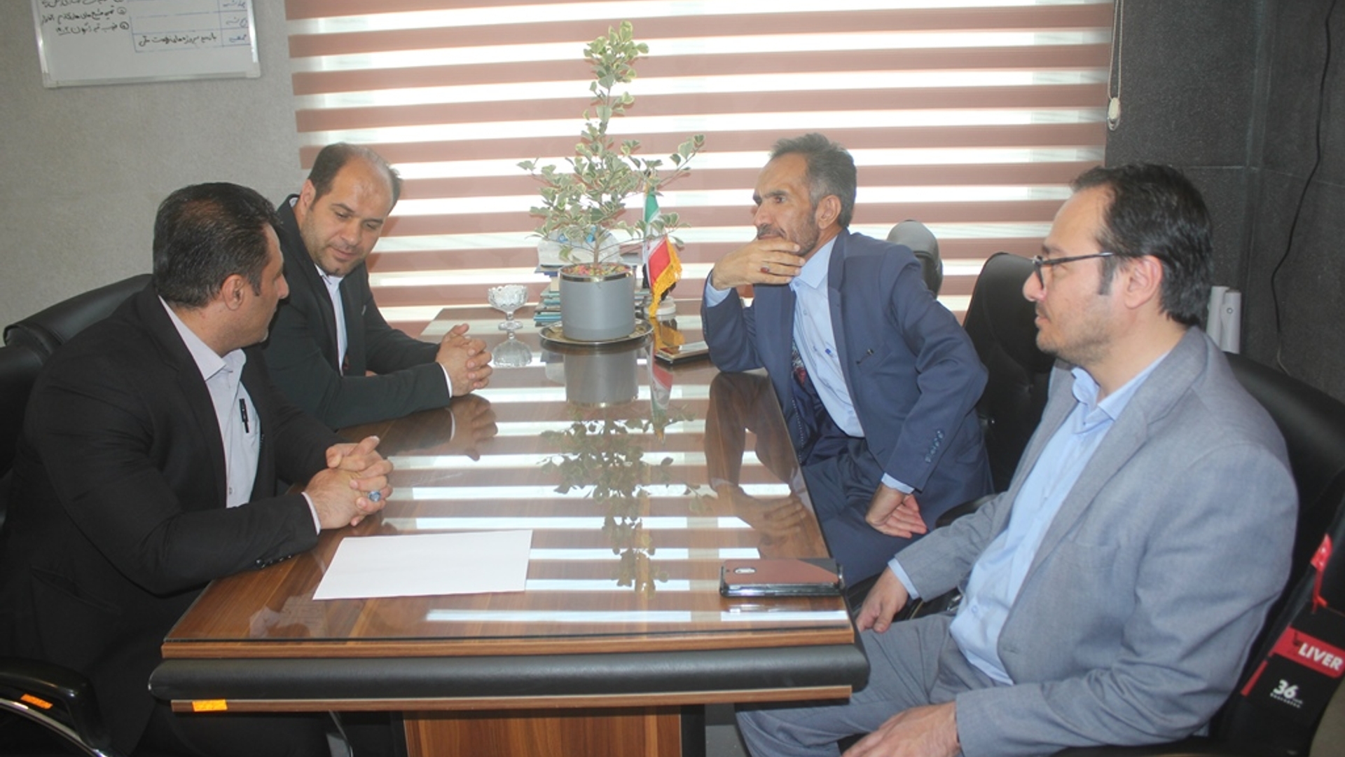 فرماندار و نماینده مردم خمین در مجلس شورای اسلامی از اداره بنیاد مسکن انقلاب اسلامی بازدید کردند