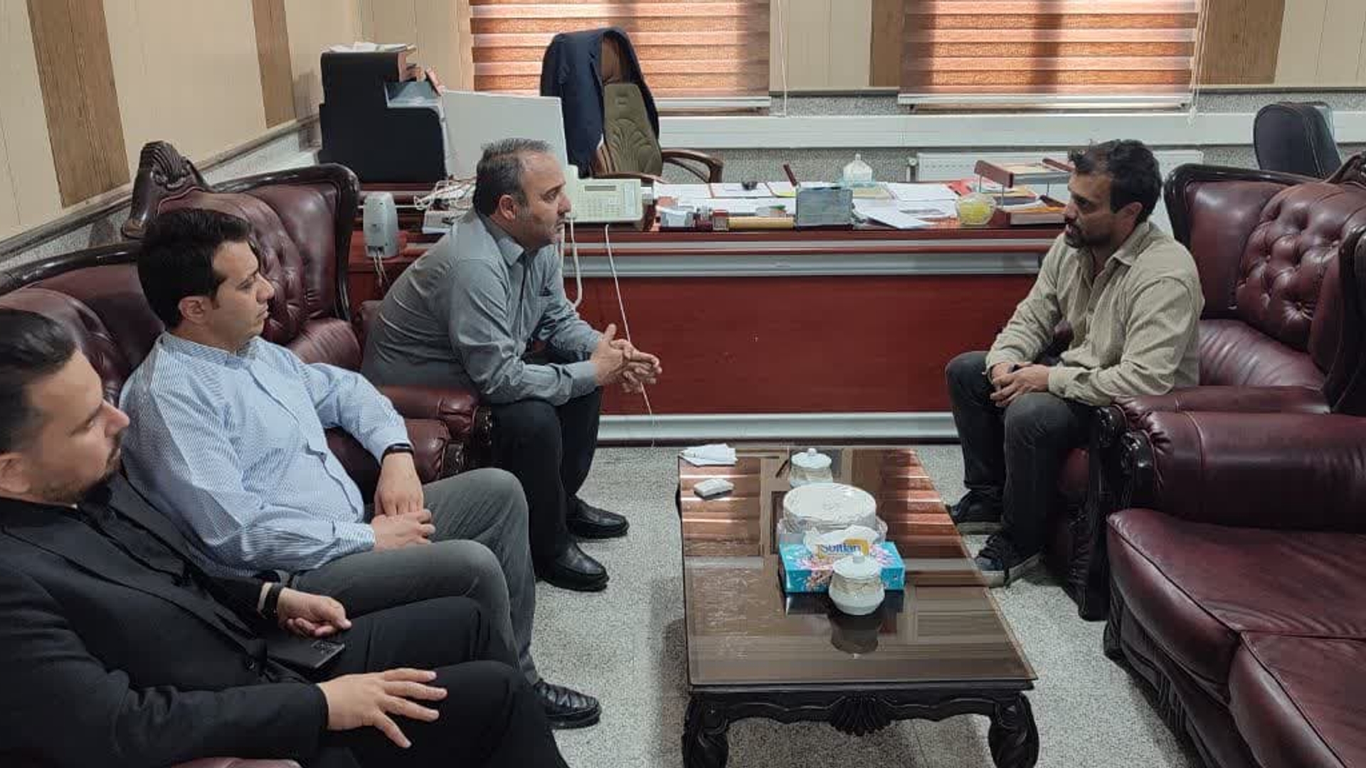 دیدار  معاونین  با مدیر عامل شرکت کارن پلیمر فلات پارس با فرماندار