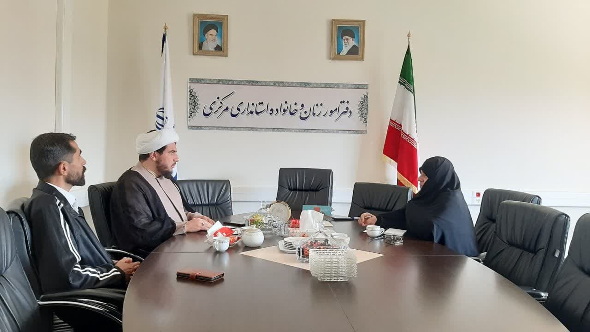 نشست حجةالاسلام غریبی معاون فرهنگی اجتماعی ستاد اجرایی فرمان حضرت امام ره استان با مفتح زاده مدیرکل امور زنان وخانواده استانداری پیرامون مأموریتهای مشترک ستاد بادفتر بویژه درحوزه تقویت حلقه های میانی برای حل مسئله جمعیت درمحل دفتر امور بانوان انجام شد.