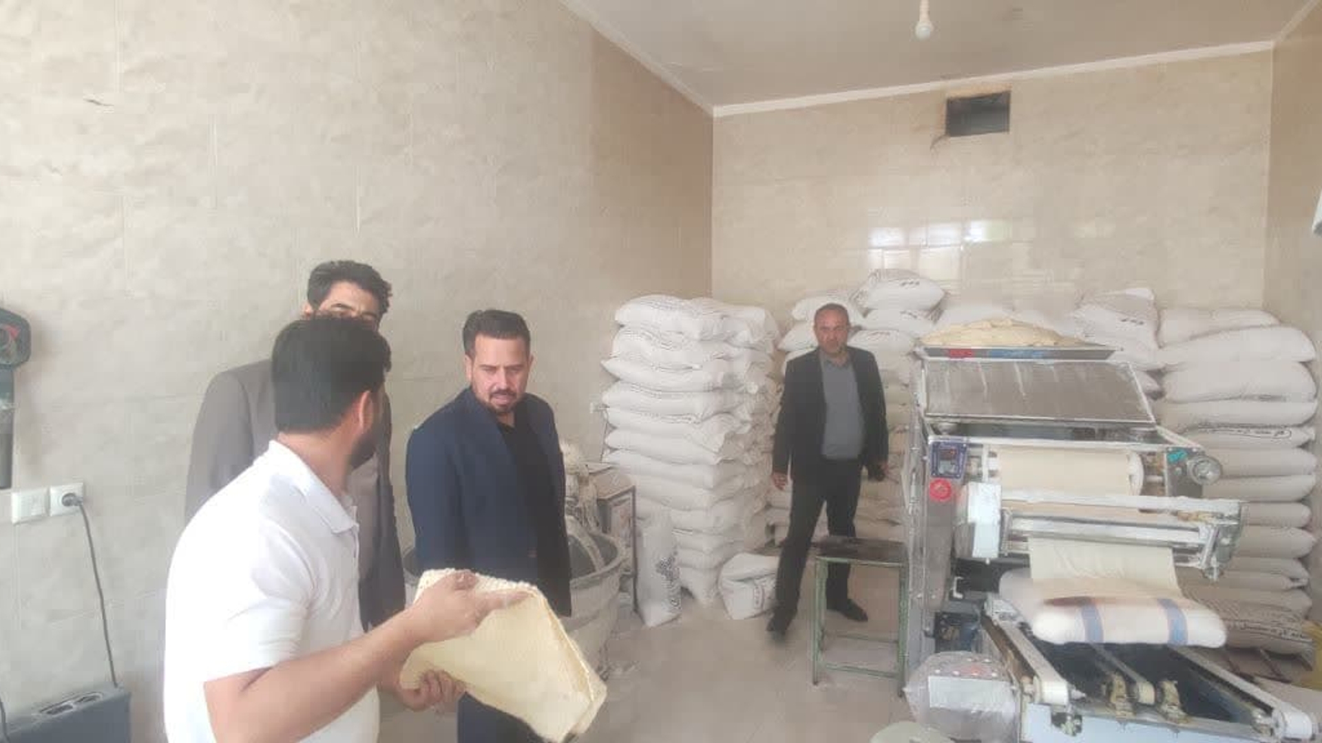 بازدید فرماندار از یکی از نانوایی های سطح شهر خشکرود