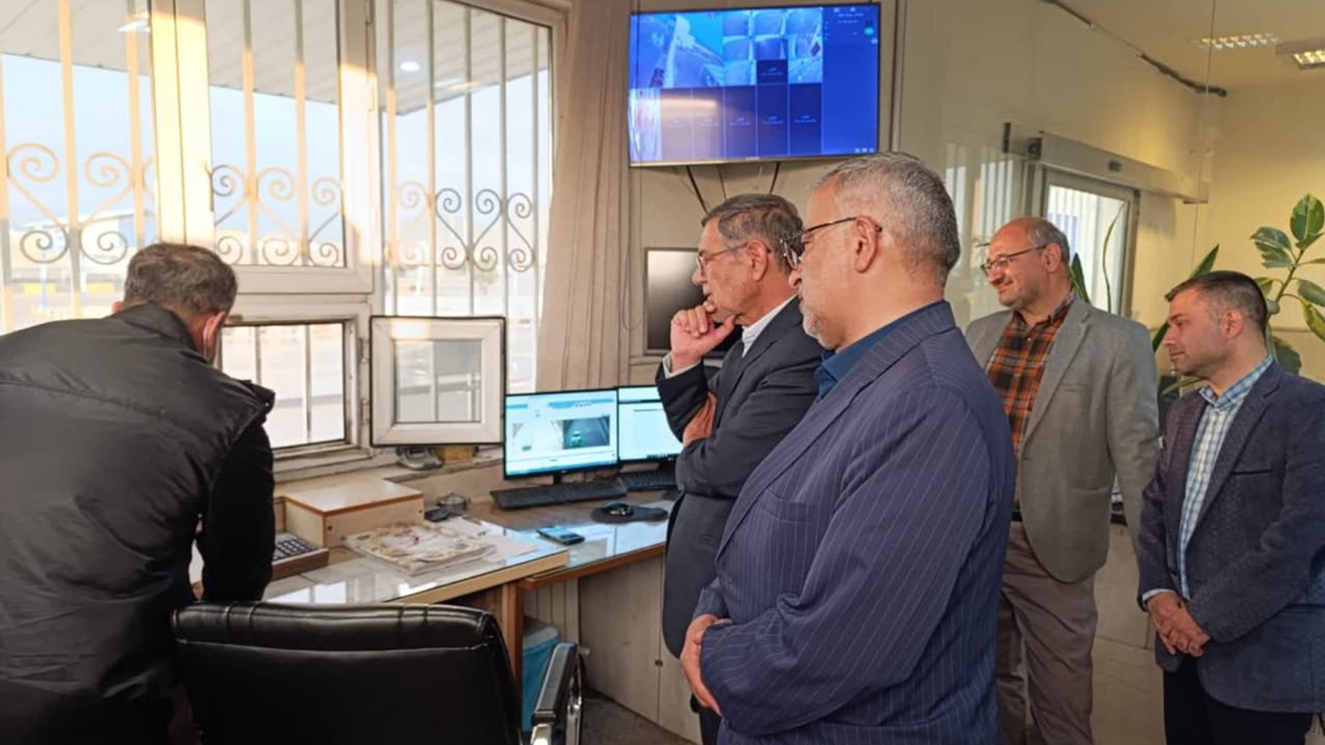 بازدید نوروزی فرماندار

ابوالفضل قاسمی فرماندار شهرستان دلیجان ،مهندس جلالی نماینده مردم شریف دلیجان ومحلات،یوسفی رئیس شورای شهر دلیجان ،منصوری معاون سیاسی فرمانداری ازپلیس راه دلیجان بازدید وضمن عرض خسته نباشید و تشکر از زحمات پرسنل پلیس راه سال جدید را خدمت ماموران زحمت کش پلیس راه دلیجان تبریک و تهنیت عرض کردند