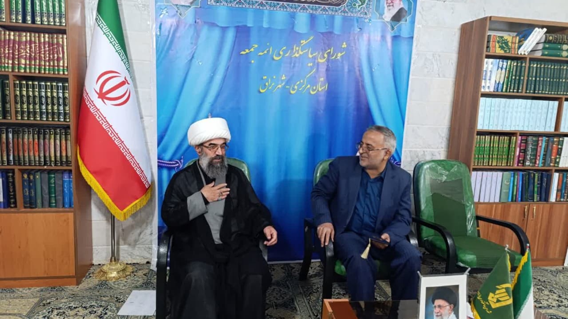 دیدار فرماندار،معاون سیاسی فرماندار،رئیس شورای شهردلیجان ،با امام جمعه شهرنراق و تقدیم لوح 

‌پیام تبریک استاندار مرکزی به امام جمعه شهر نراق