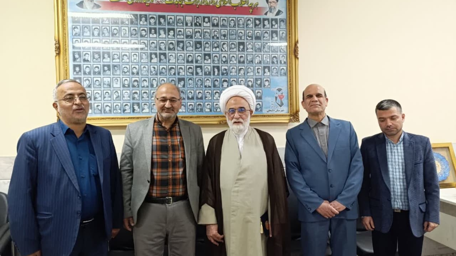 دیدار فرماندار،معاون سیاسی فرماندار،رئیس شورای شهر،با امام جمعه شهرستان دلیجان و تقدیم لوح 

‌پیام تبریک استاندار مرکزی به امام جمعه شهرستان دلیجان