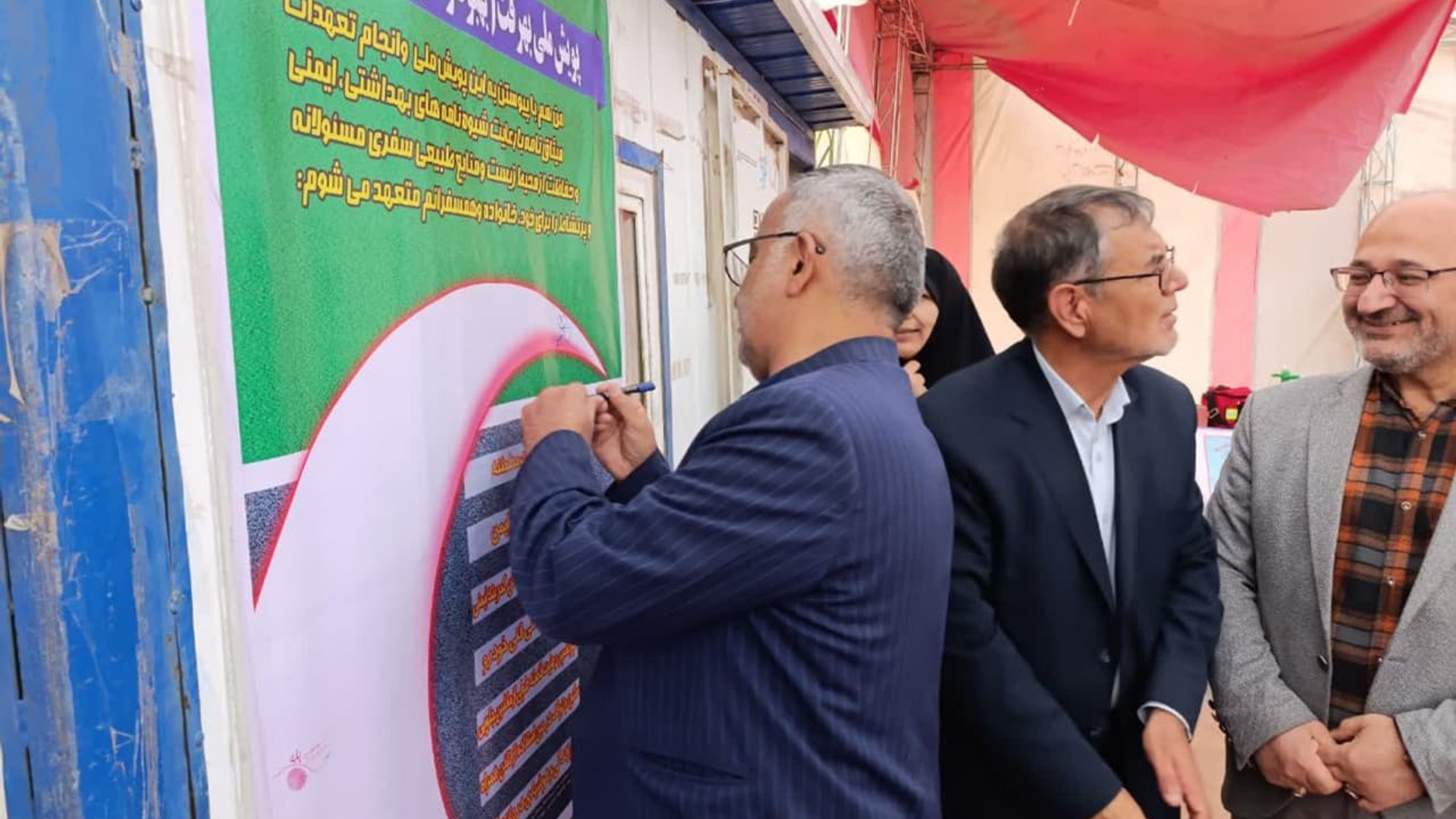 بازدید نوروزی فرماندار
روزپنج شنبه اولین روز نوروز
ابوالفضل قاسمی فرماندار ،مهندس جلالی نماینده مردم شریف شهرستان دلیجان و محلات ،حمید رضا یوسفی رئیس شورای اسلامی شهر دلیجان ،حسین منصوری معاون سیاسی فرماندار
ازاکیپ جمعییت هلال‌احمر شهرستان دلیجان بازدید وضمن پیوستن به پویش بهرفت وعرض خسته نباشید سال جدیدرابه پرسنل وامدادگران جمعییت هلال‌احمر تبریک و تهنیت عرض نمودند