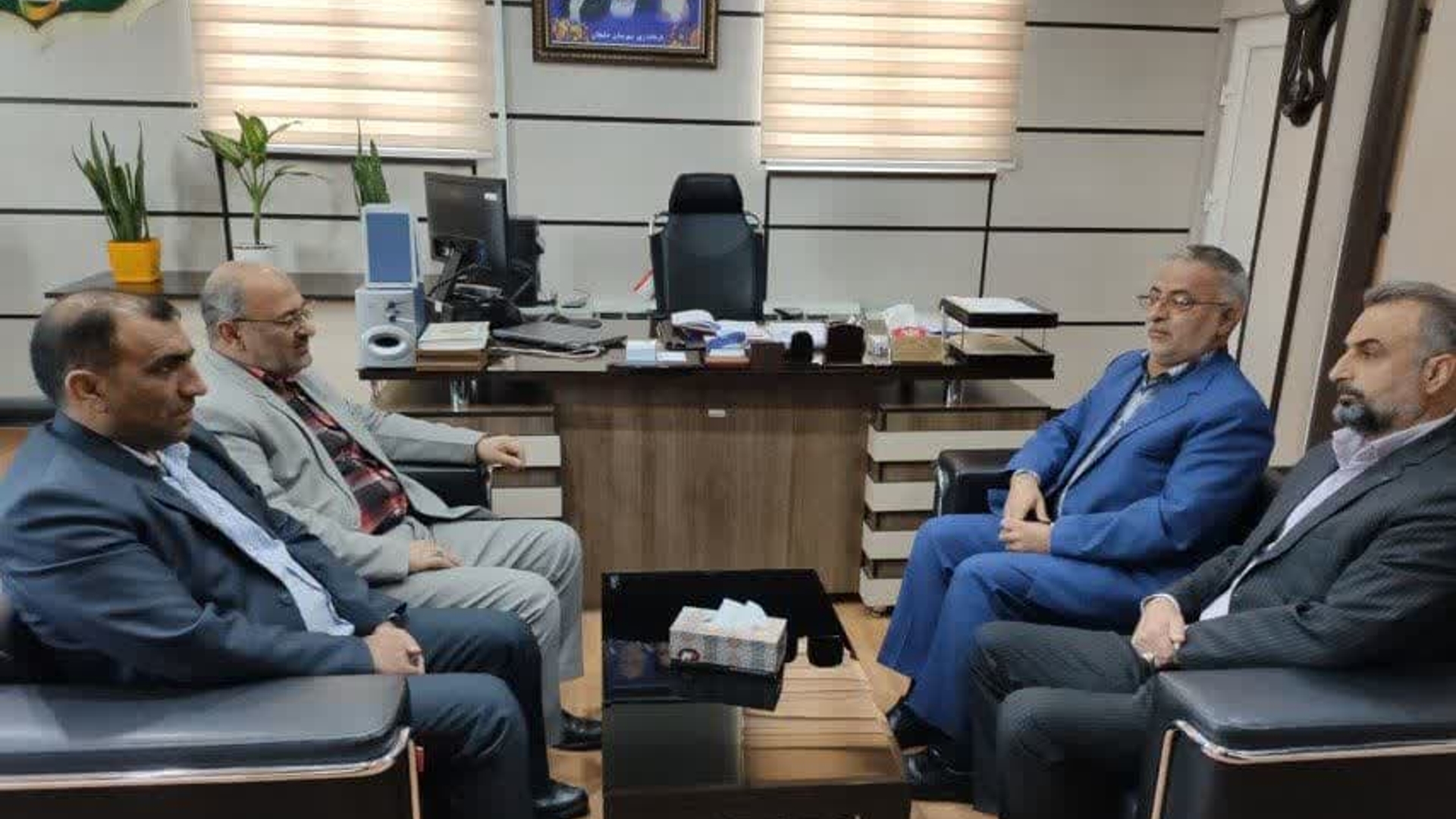 دیدار نوروزی اعضای شورای اسلامی شهر دلیجان با فرماندار 

🔹️اعضای شورای اسلامی شهر دلیجان با حضور در دفتر ابوالفضل قاسمی فرماندار شهرستان دلیجان سال نو و ایام پیش رو را به ایشان تبریک گفته و سالی پر از تلاش، توسعه و پیشرفت برای شهر دلیجان  آرزو کردند.
🔹در این دیدار فرماندار شهرستان دلیجان با تاکید بر اجرای فرامین و منویات مقام معظم رهبری و اجرای شعار سال ۱۴۰۴ که سال سرمایه گذاری برای تولید نامگذاری گردیده افزود: در سال‌جاری اولویت تمامی برنامه های عملیاتی و جاری در شورا و شهرداری با  سرلوحه قرار دادن این شعار صورت پذیرد و علاوه بر انجام اقدامات عمرانی و خدماتی و غیره در شهرداری امورات مربوط به سرمایه گذاری بیشتر از قبل مورد توجه قرار گرفته و با همکاری و تعامل شورای اسلامی شهر و شهرداری اتفاقات خوش یمنی در این زمینه در شهر دلیجان با حمایت از سرمایه گذاران صورت پذیرد.