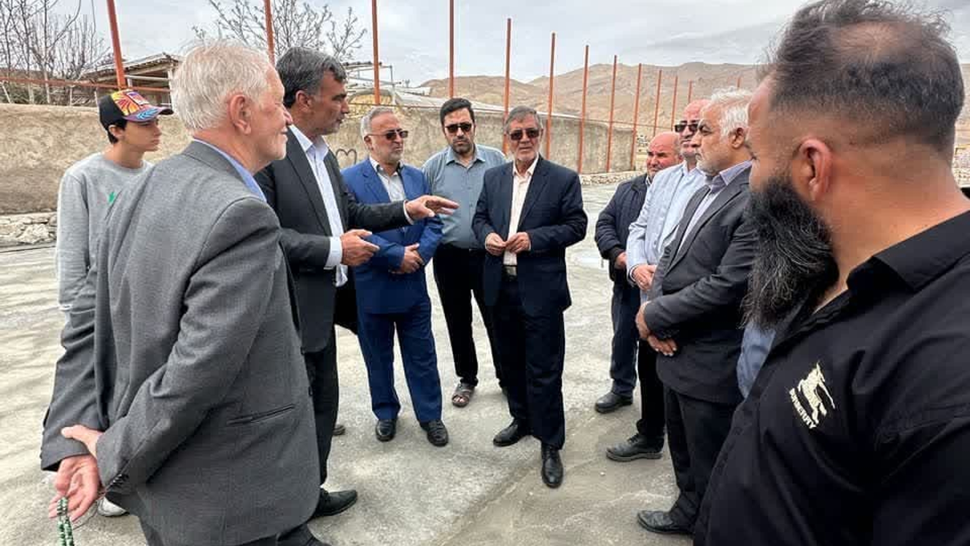 بازدید ابوالفضل قاسمی فرماندار،جلالی نماینده  مردم شریف دلیجان و محلات ،قناتی بخشدار مرکزی شهرستان دلیجان  از پروژه زمین چمن مصنوعی روستای جوشق و قول مساعد بابت پیگیری و تامین چمن مصنوعی