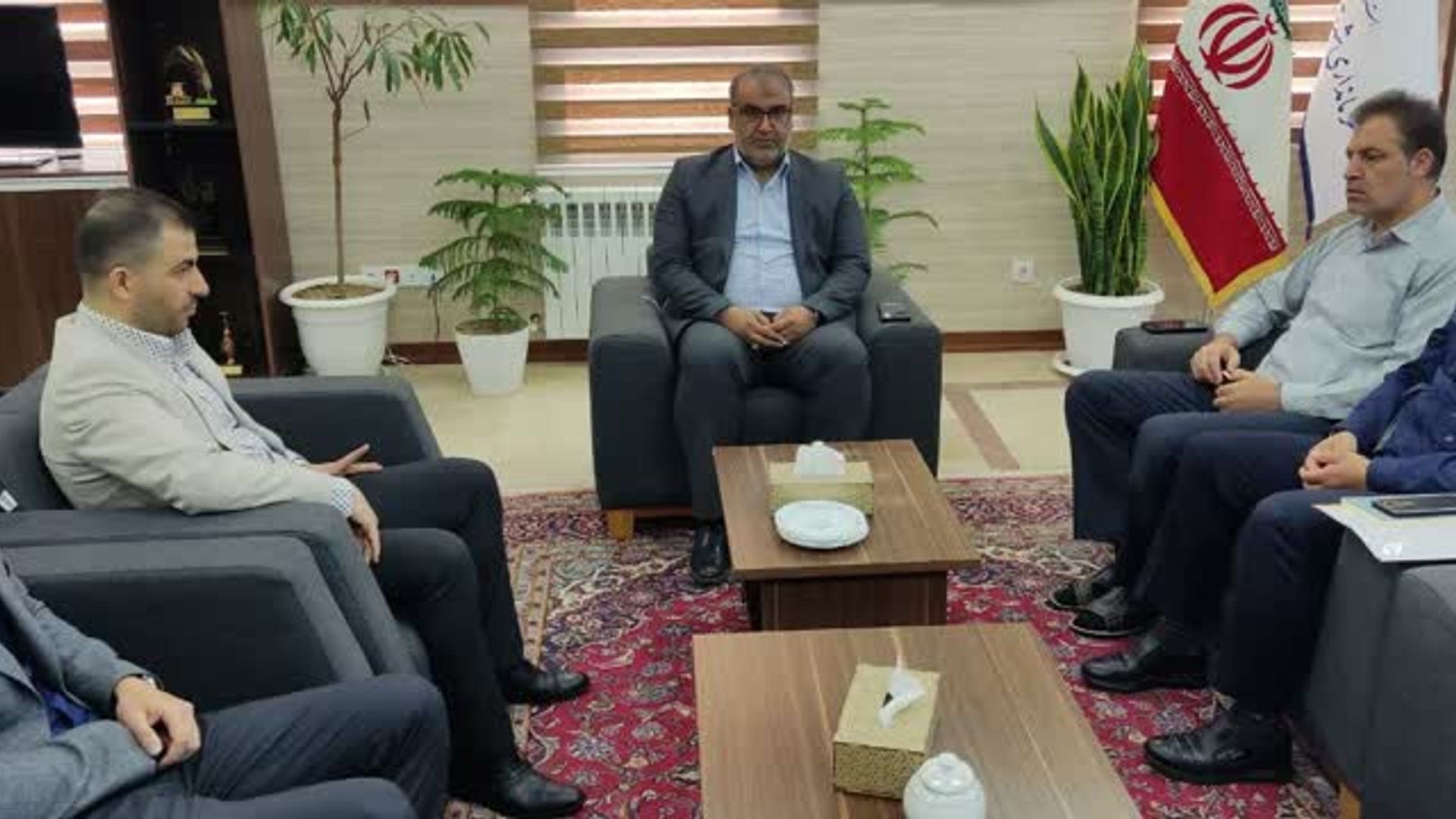 نشست سرمایه‌گذار احداث نیروگاه خورشیدی با سرپرست فرمانداری شهرستان آشتیان