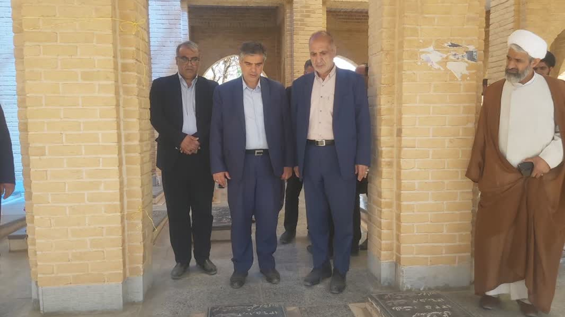 ادای احترام استاندار مرکزی و جمعی از مسئولین استانی و شهرستانی به مقام شامخ شهدای شهرستان آشتیان