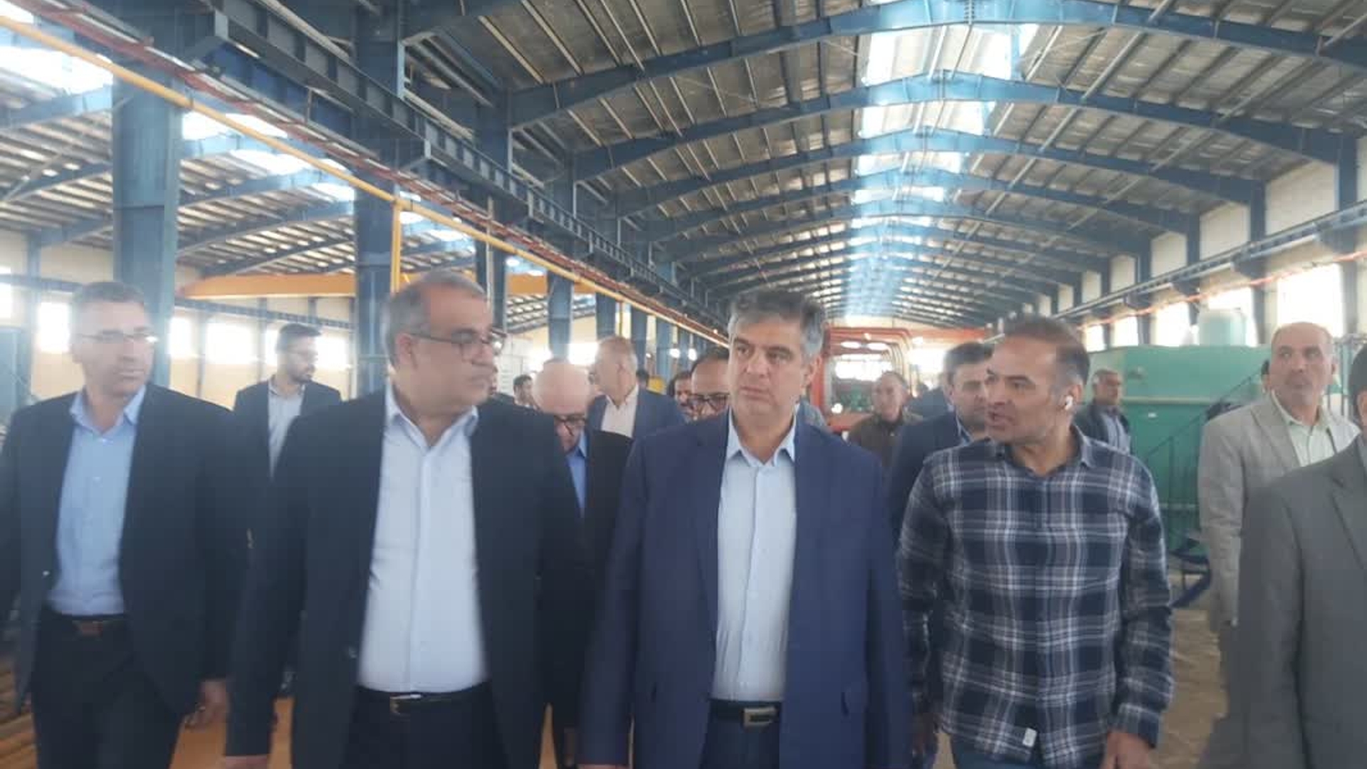 دکتر زندیه وکیلی استاندار مرکزی به همراه معاونین اقتصادی و عمرانی استانداری،‌مهندس مجتبی ملکاء آشتیانی سرپرست فرمانداری،دکتر بیاتی نماینده مردم منطقه،تعدادی از مدیران کل استانی،اعضای شورای تامین و سایر مسئولین مربوطه با حضور در واحد تولیدی و صنعتی فیدار پدیده آشتیان از خطوط تولید این مجموعه بازدید کردند.