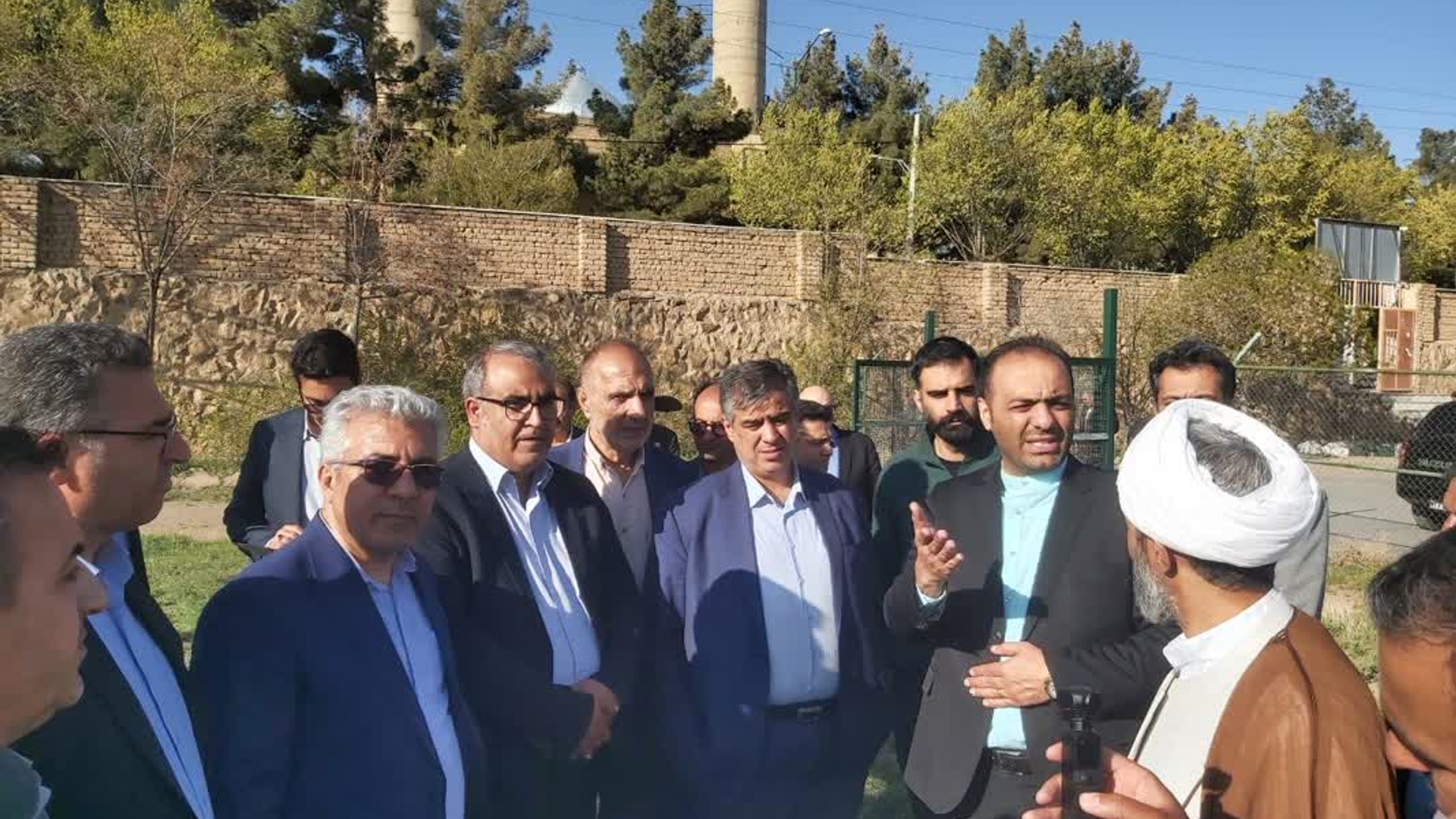 بررسی آخرین وضعیت مرمت و بهسازی زمین چمن ورزشی شهر آشتیان